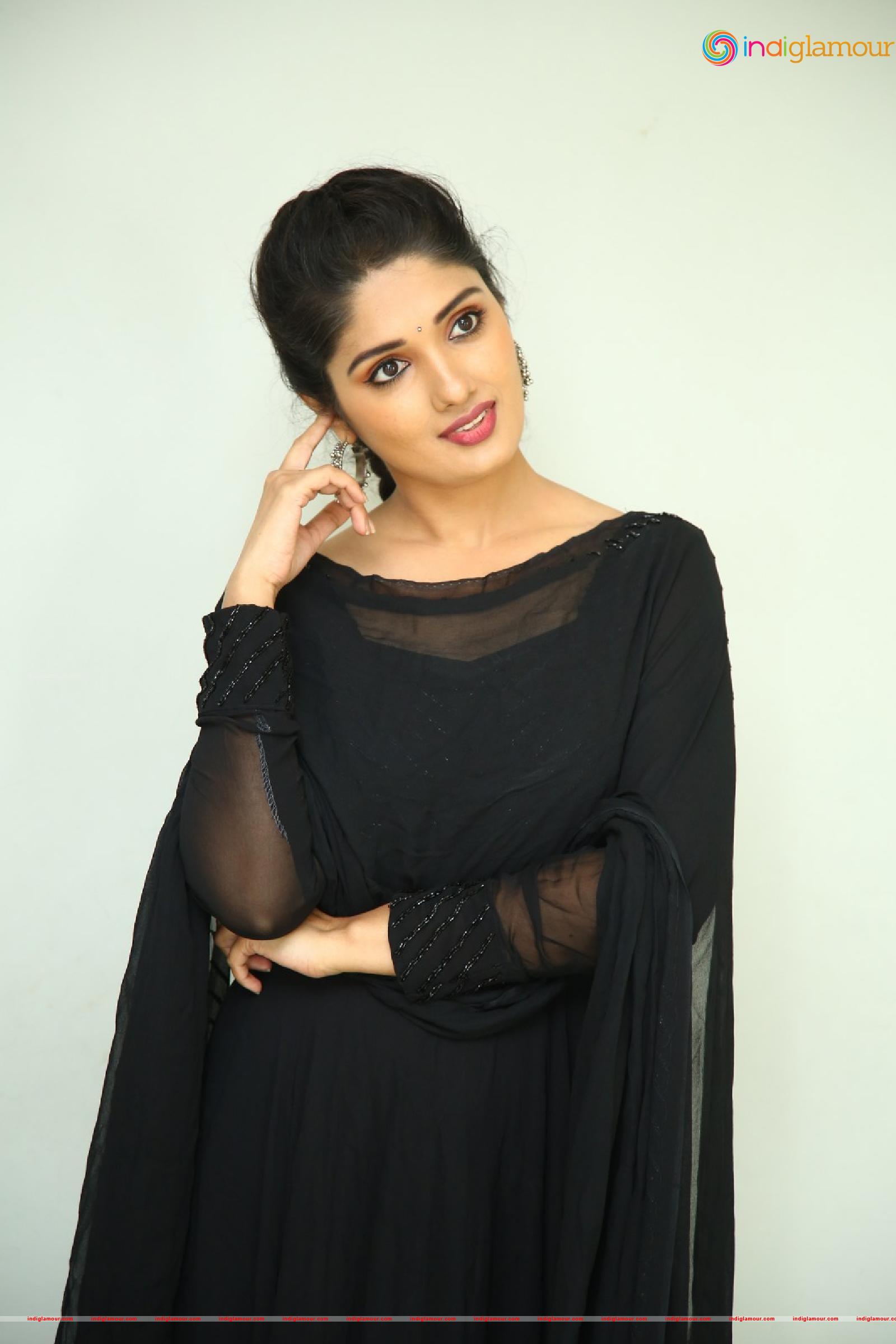 Geeth Saini Actress hd photo