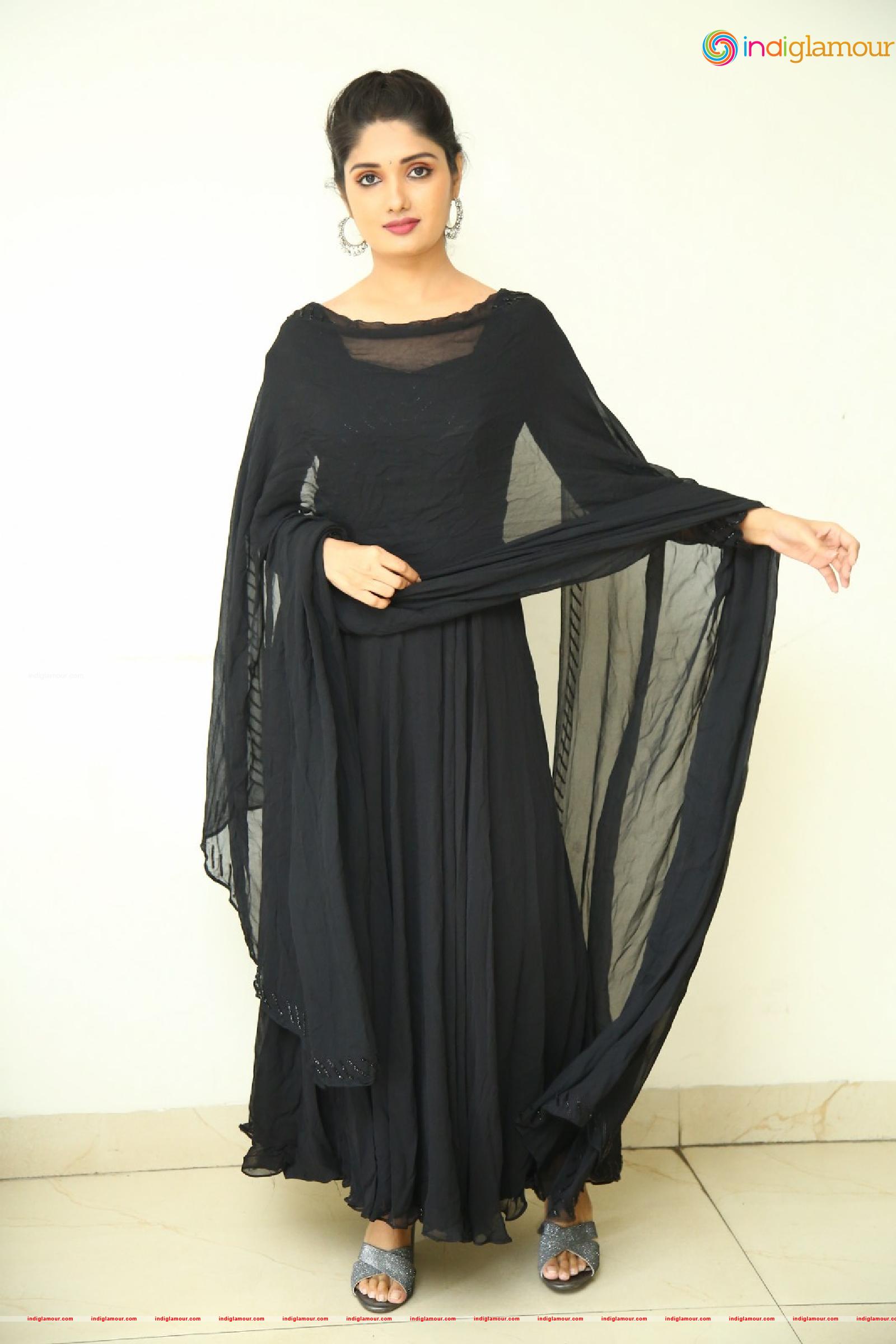 Geeth Saini Actress hd photo