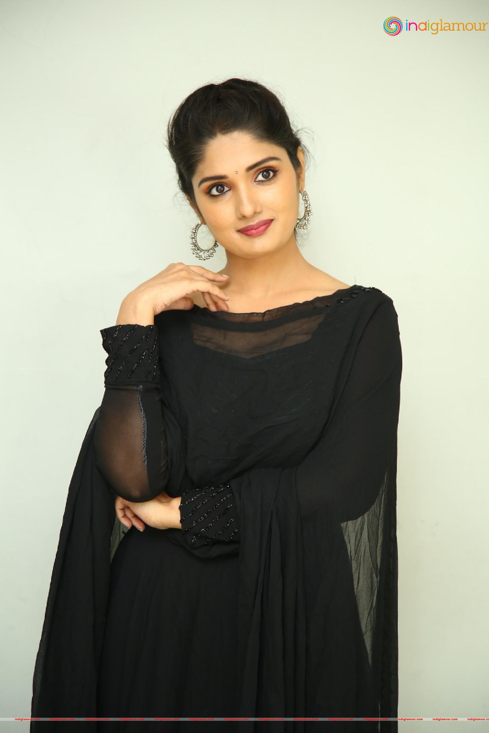Geeth Saini Actress hd photo