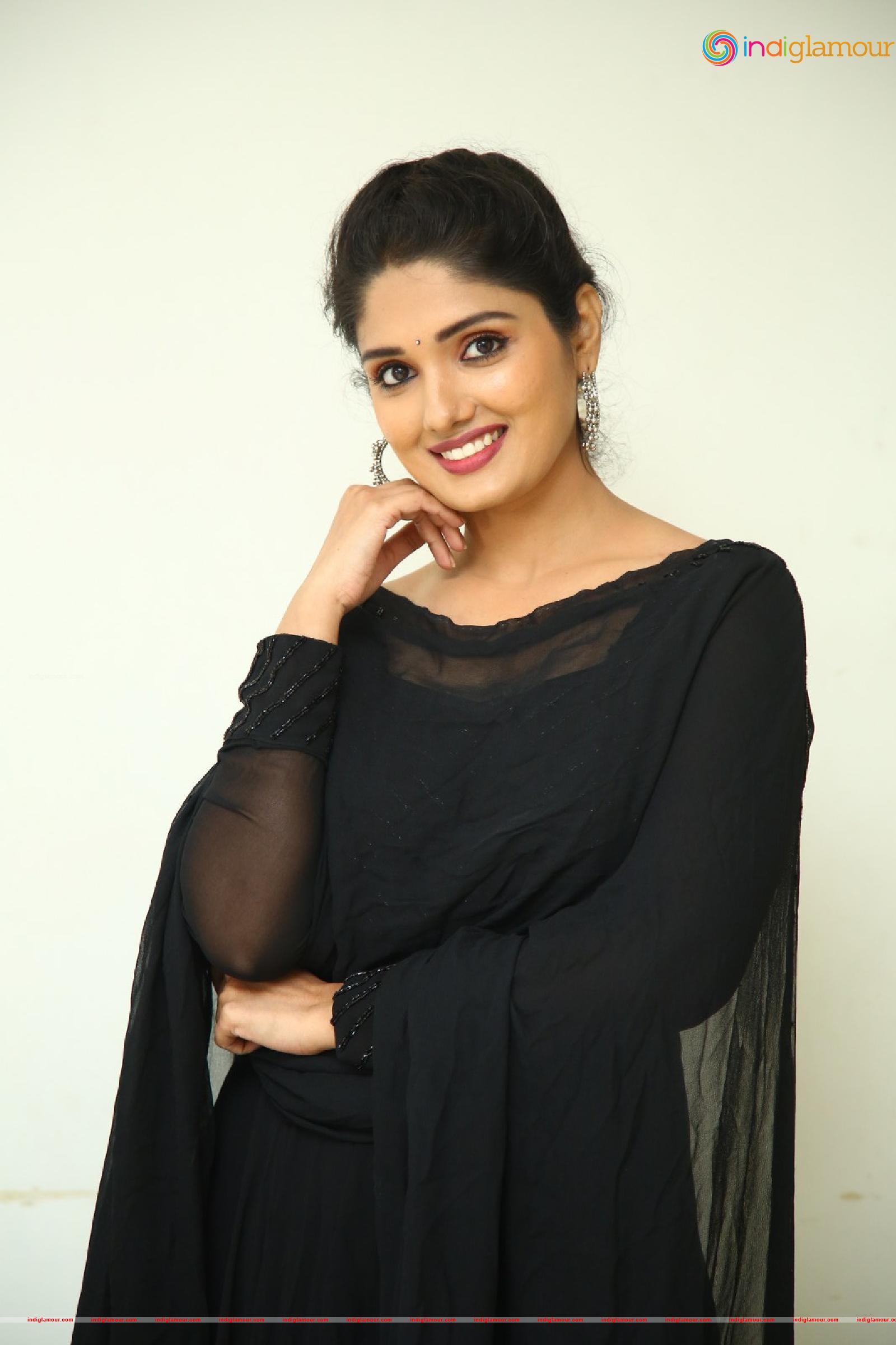 Geeth Saini Actress hd photo