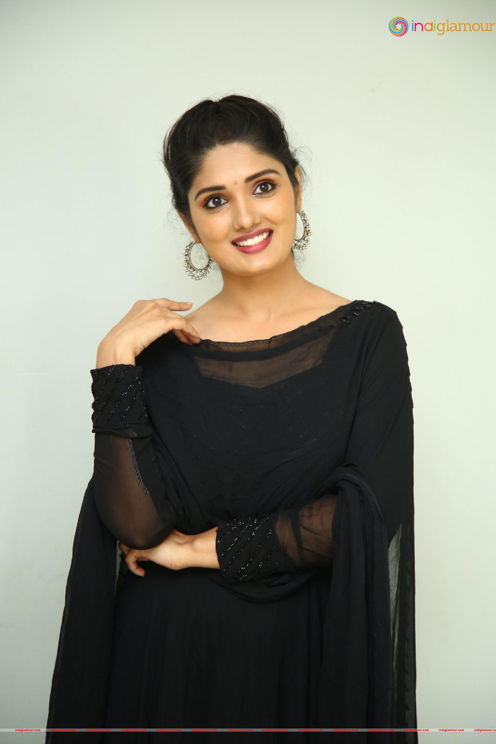 Geeth Saini Actress hd photo