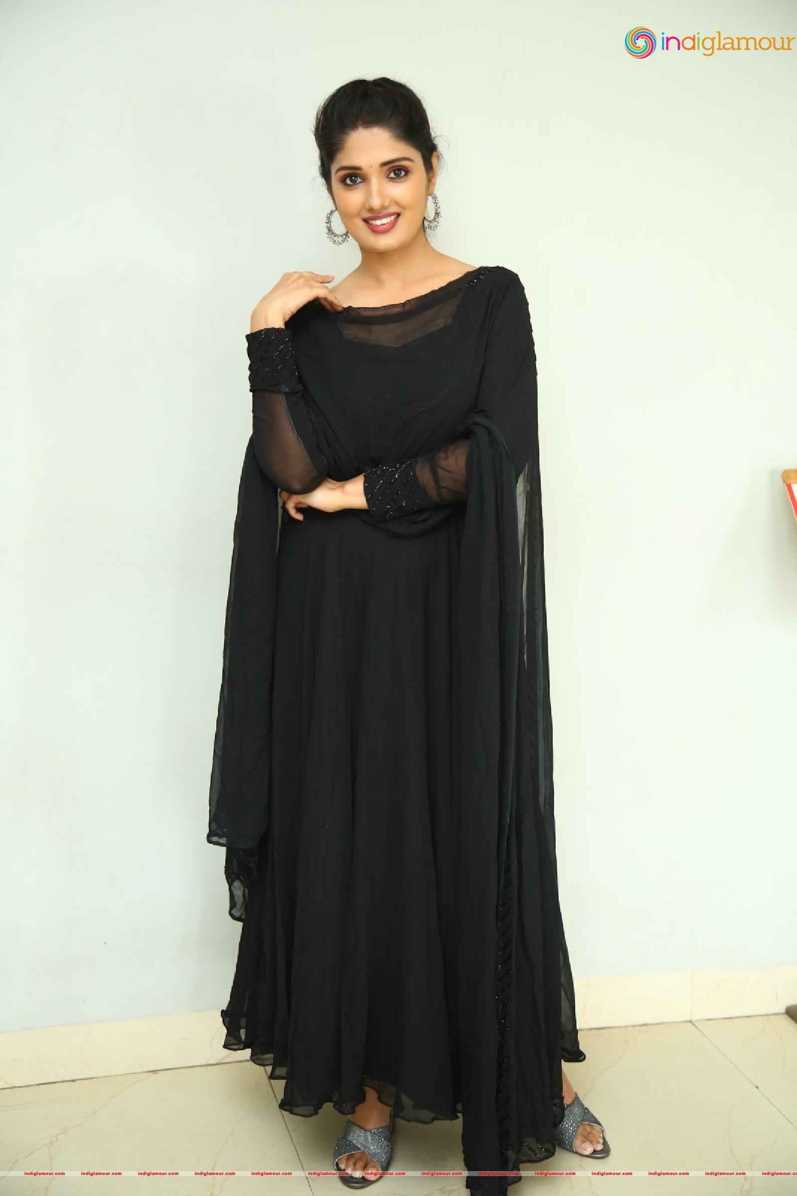 Geeth Saini Actress hd photo