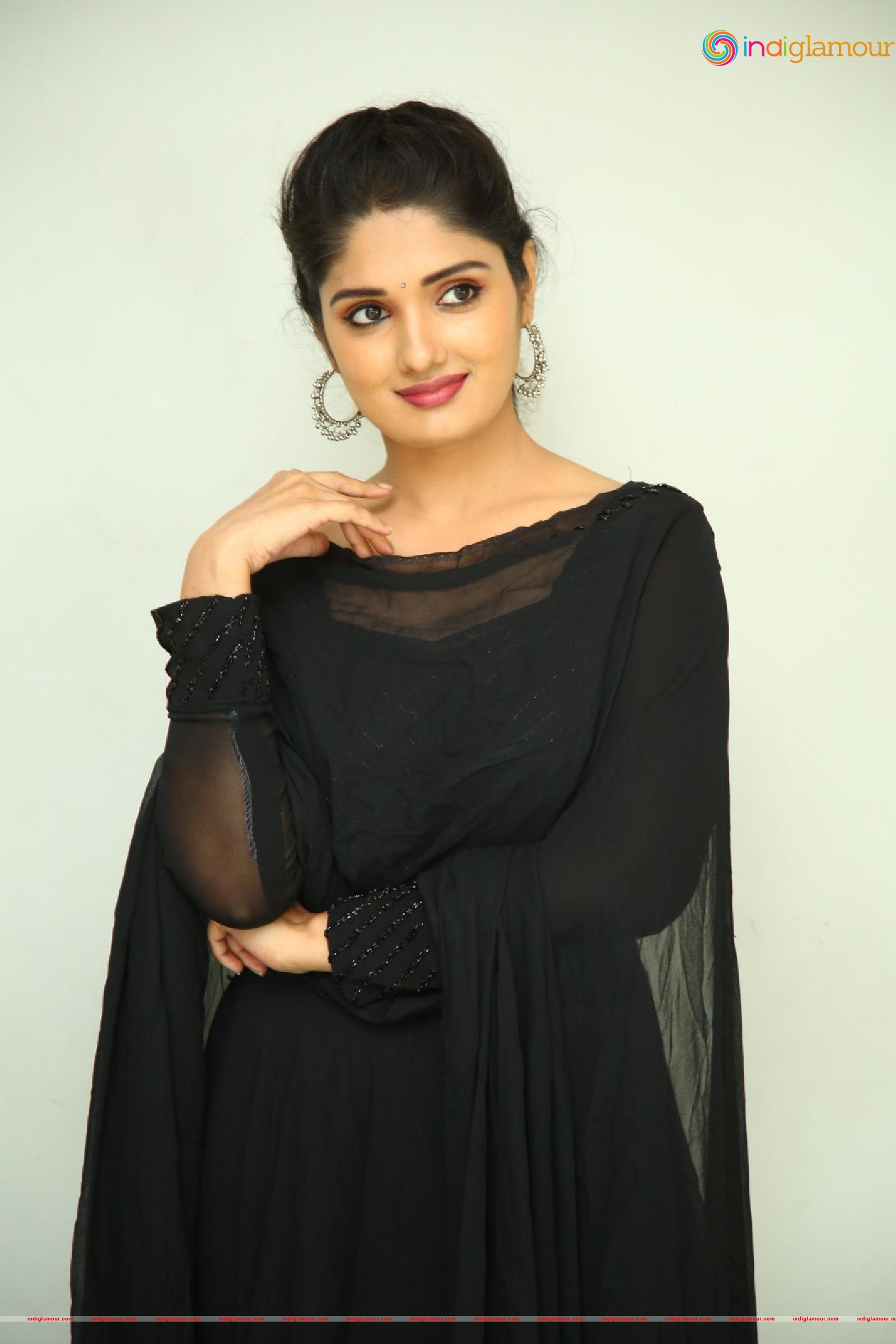 Geeth Saini Actress hd photo