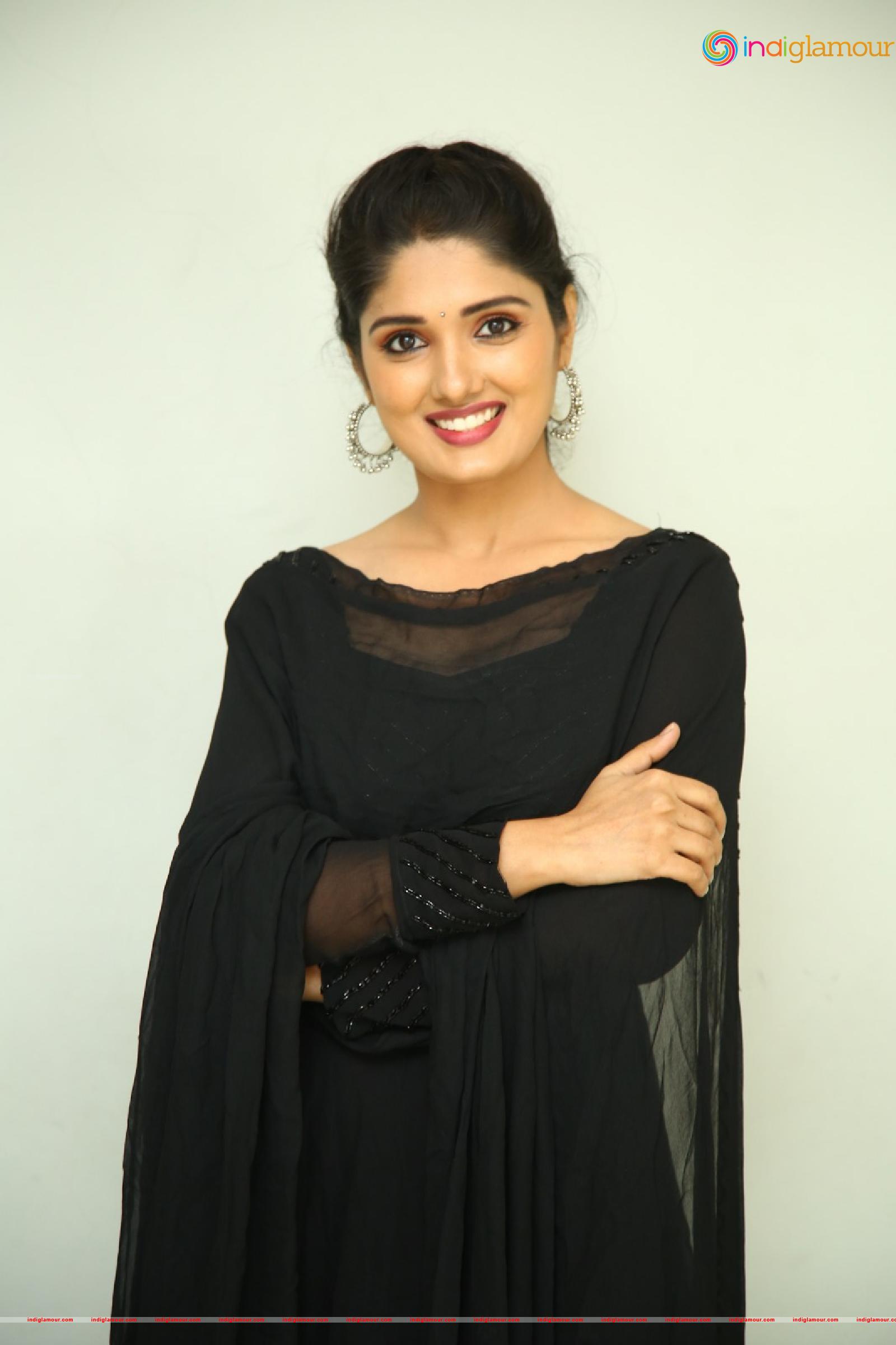 Geeth Saini Actress hd photo