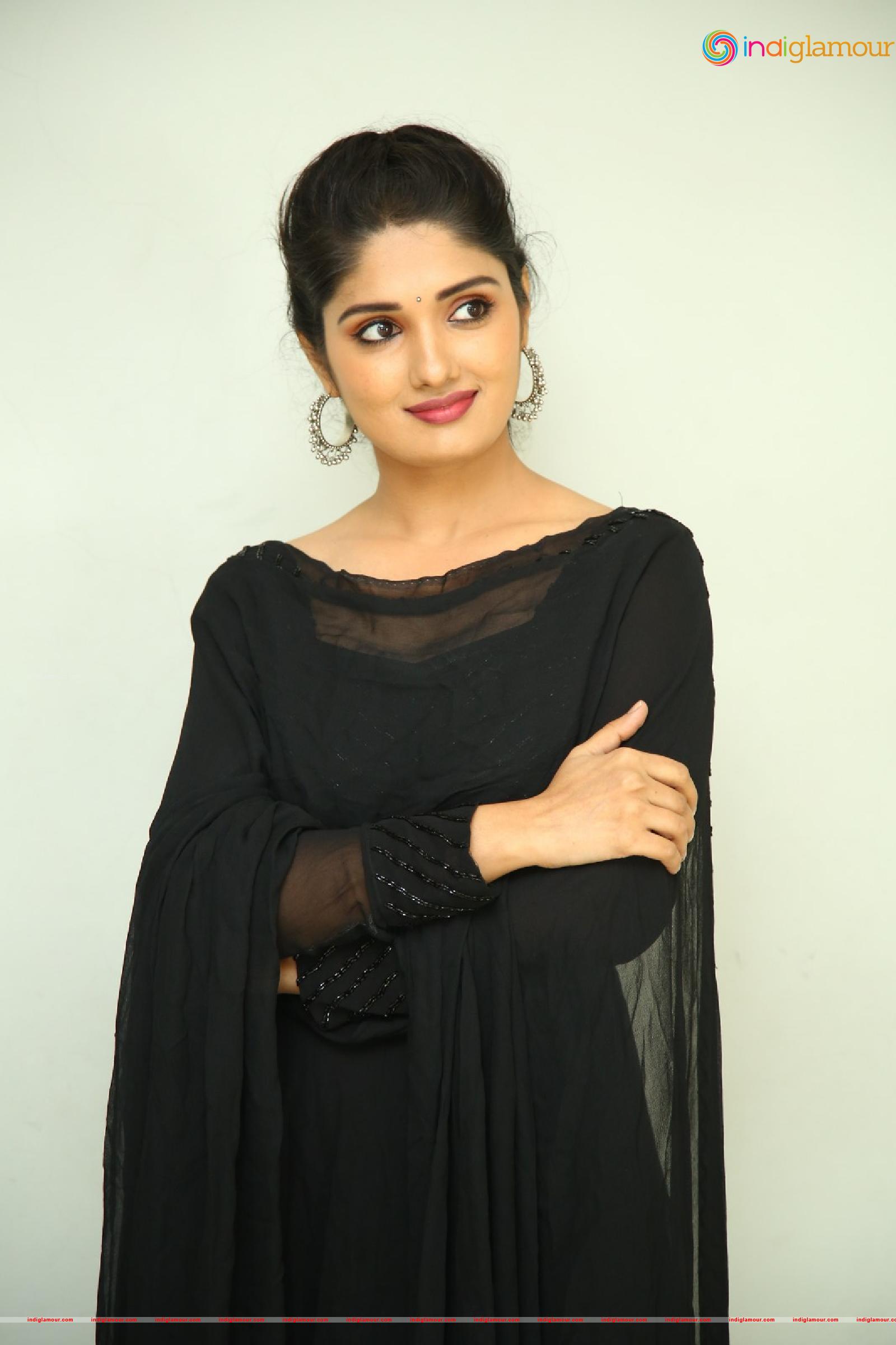 Geeth Saini Actress hd photo