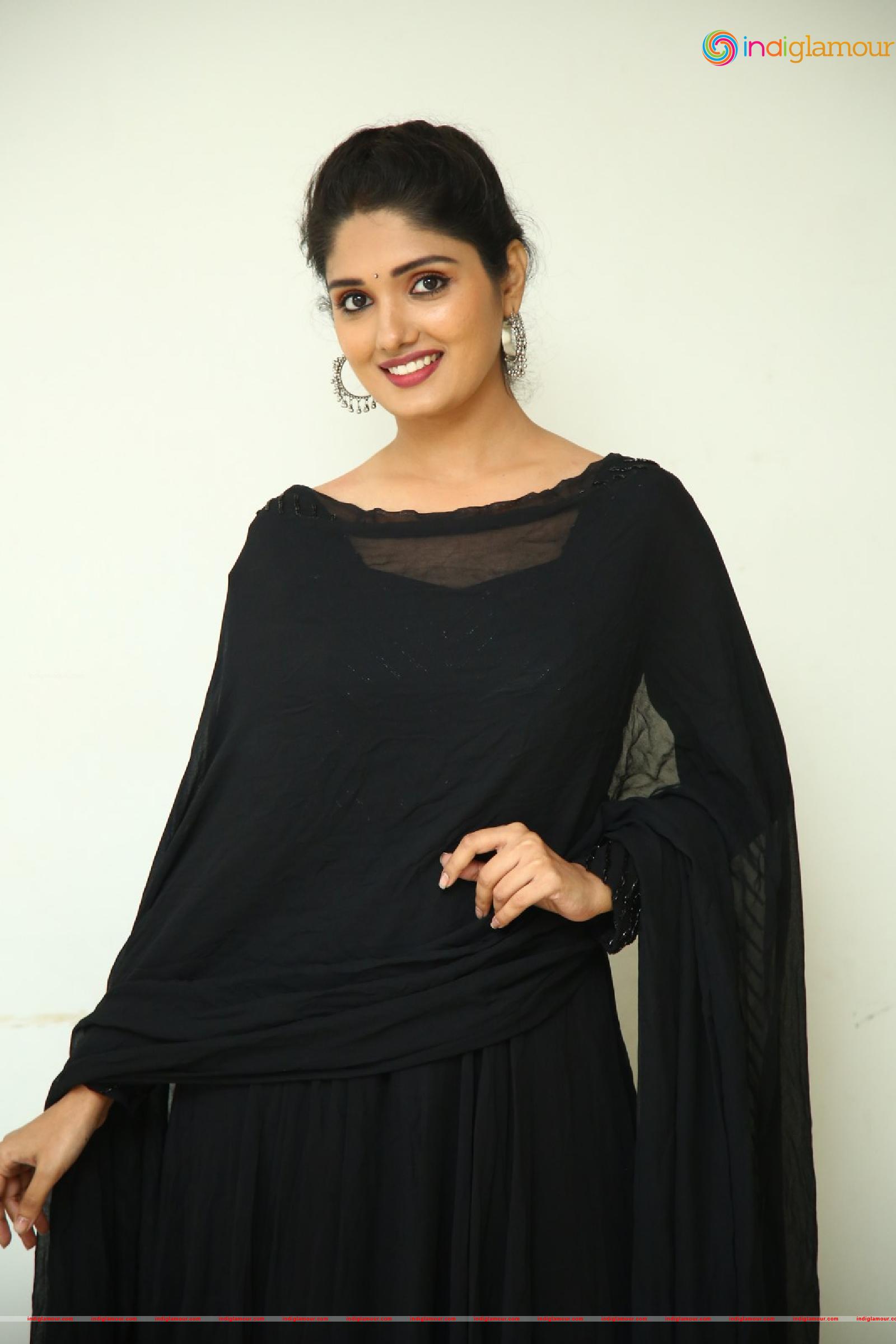 Geeth Saini Actress hd photo