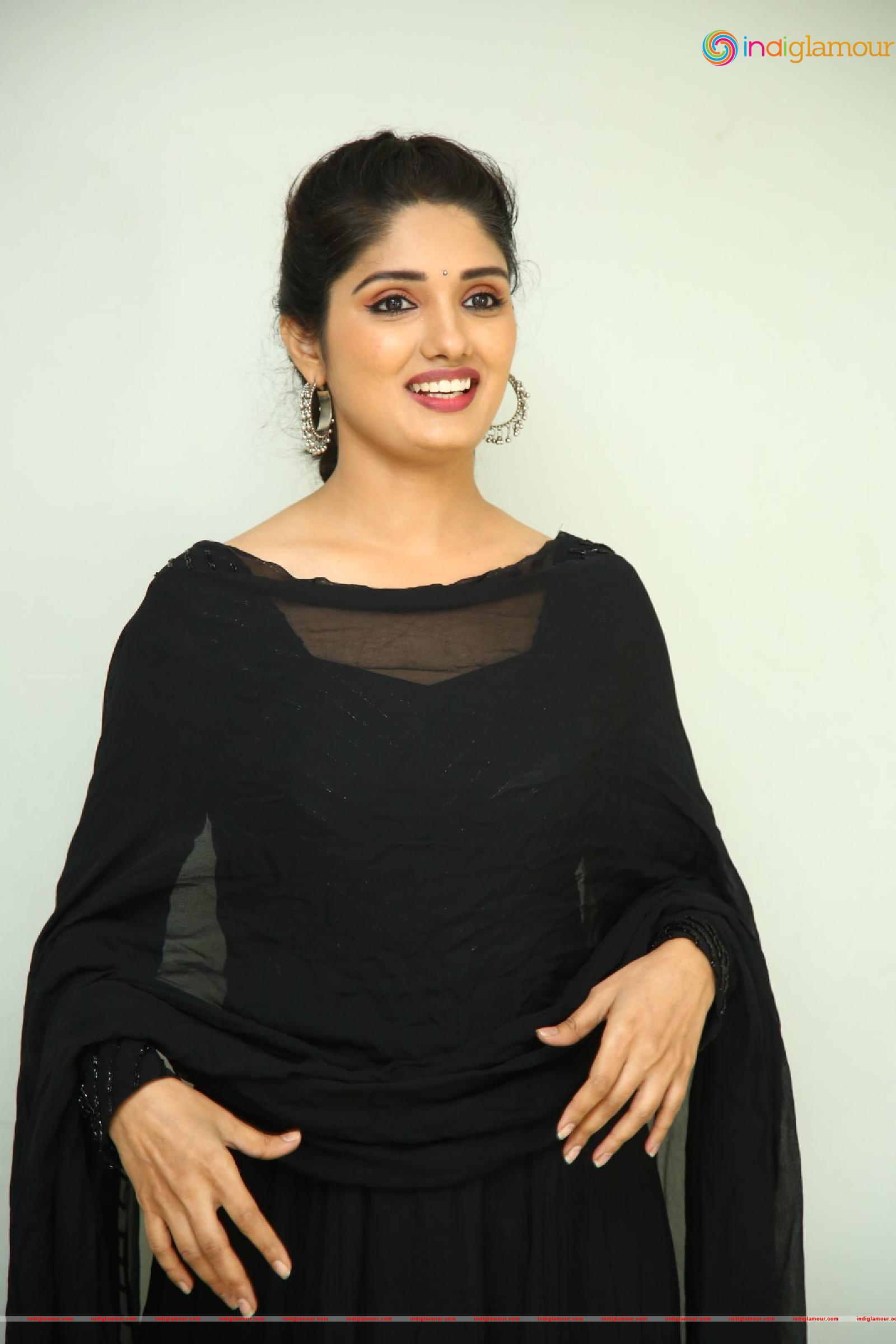 Geeth Saini Actress hd photo