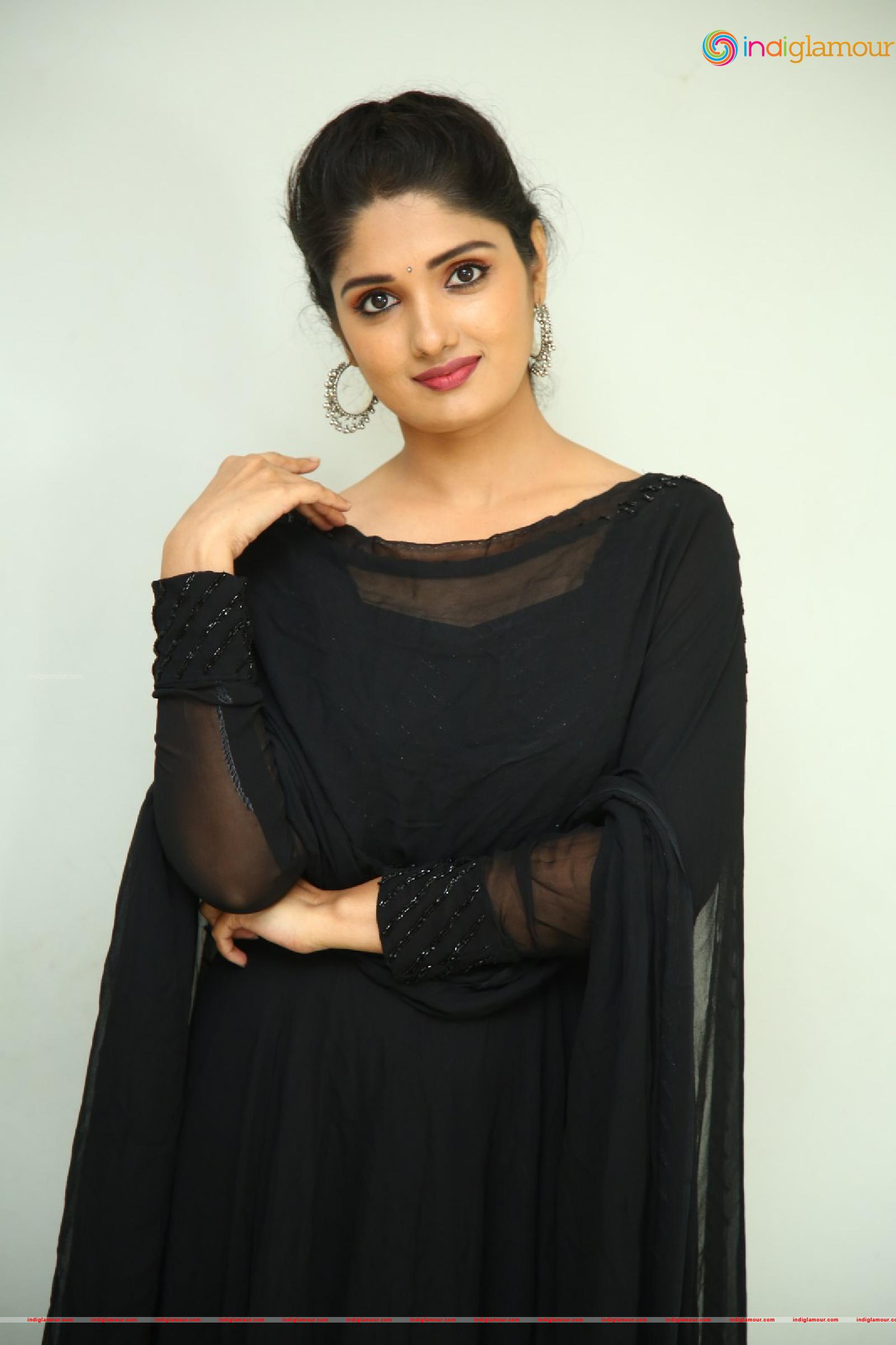 Geeth Saini Actress hd photo