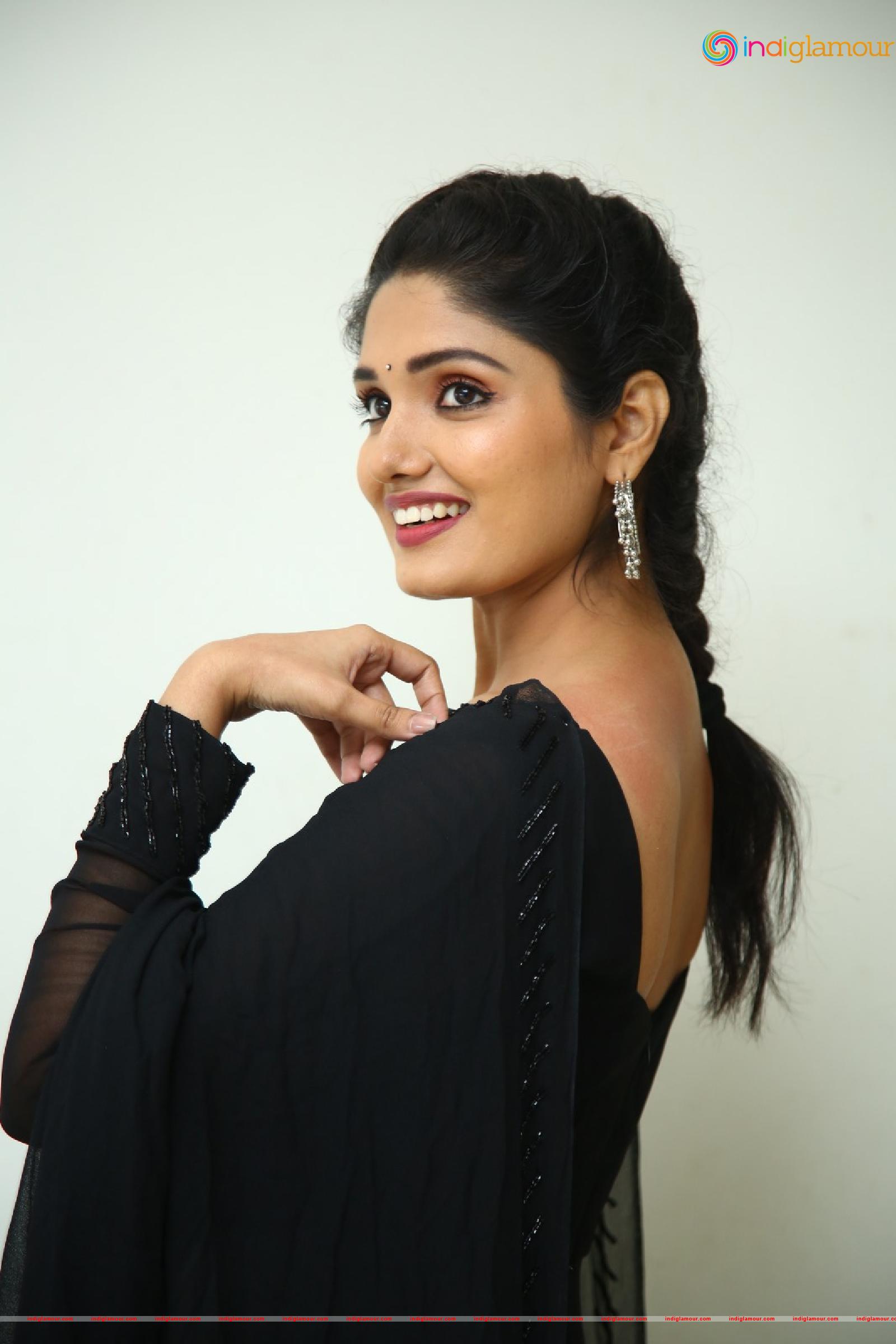 Geeth Saini Actress hd photo