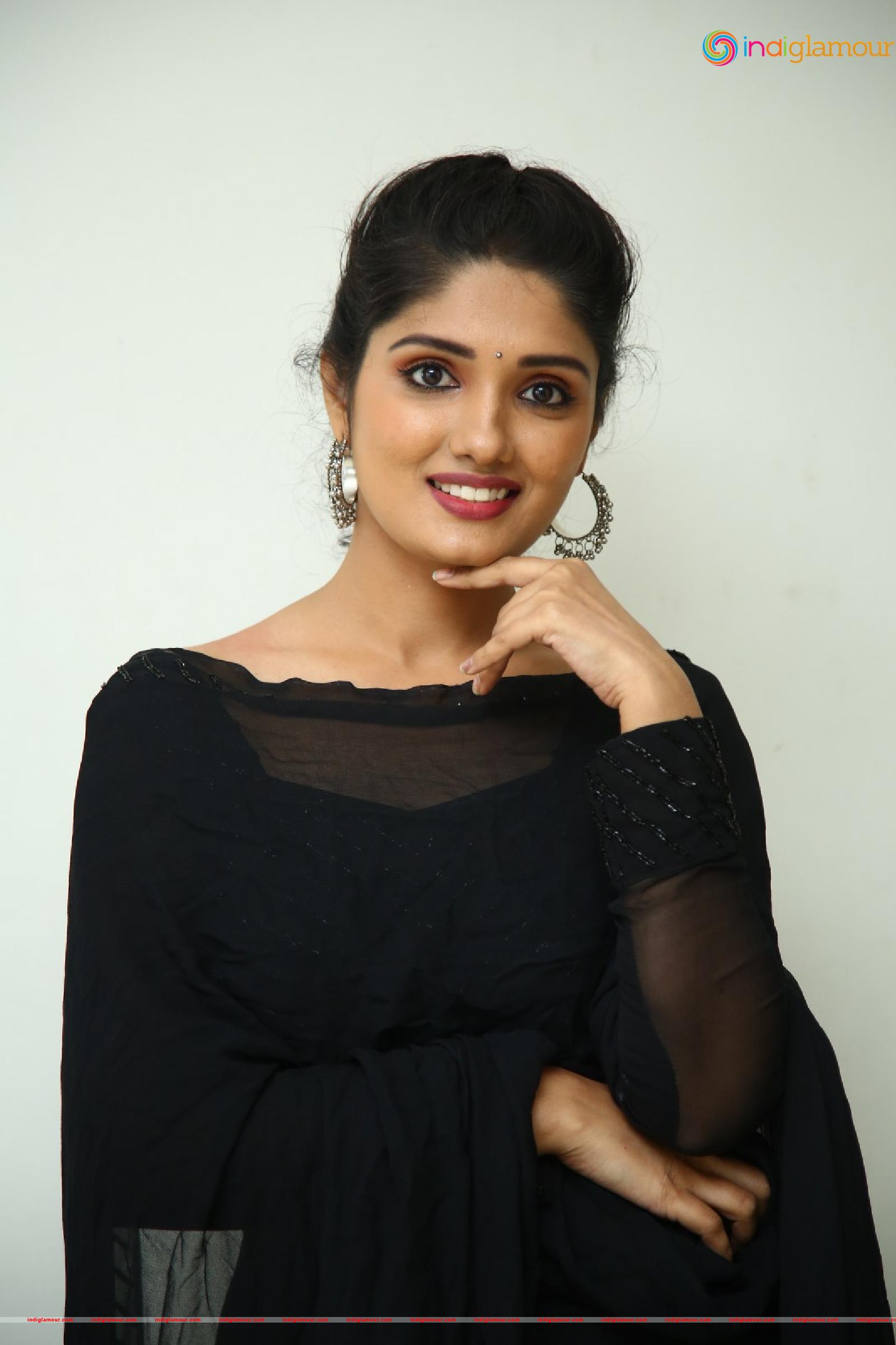 Geeth Saini Actress hd photo