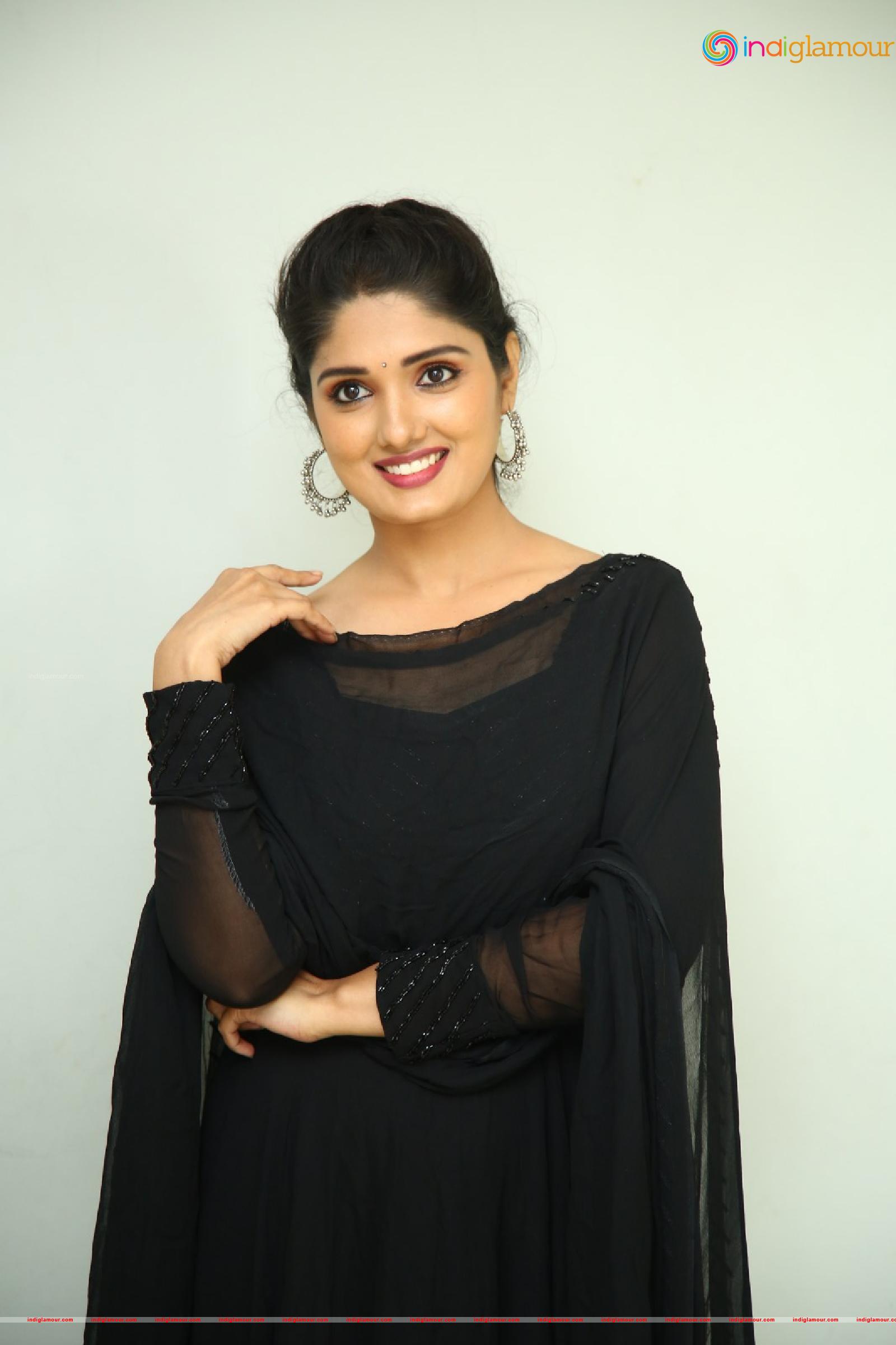 Geeth Saini Actress hd photo