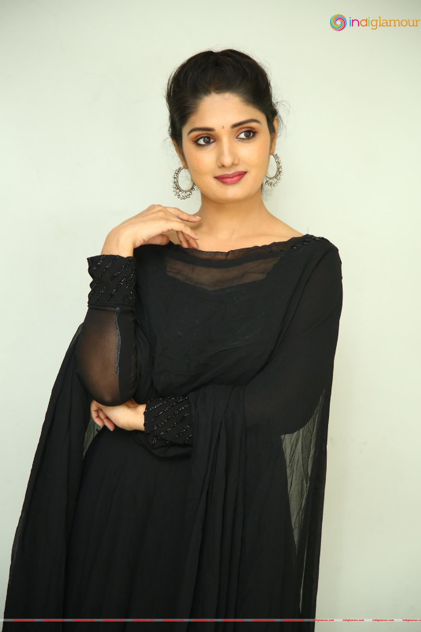 Geeth Saini Actress hd photo