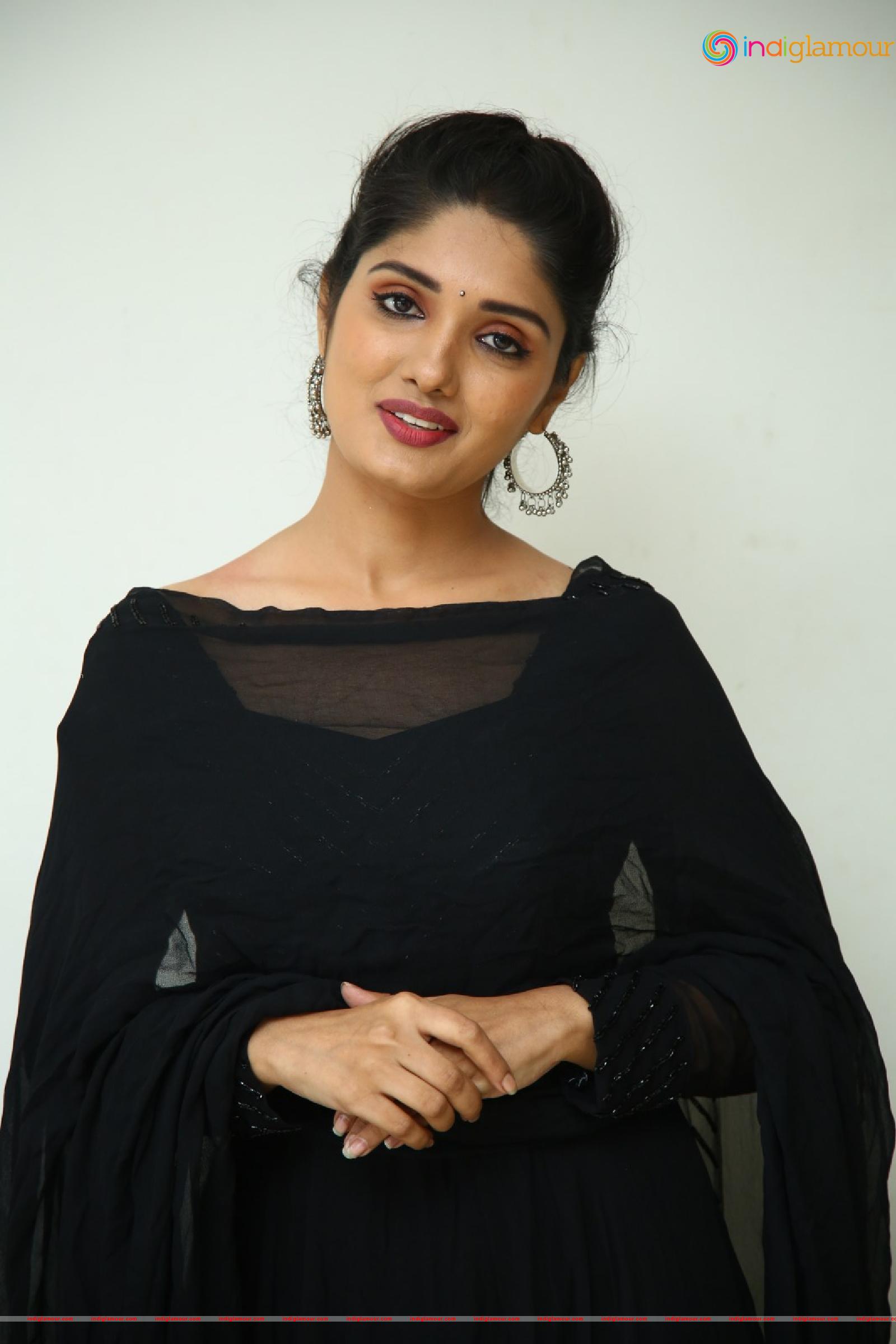 Geeth Saini Actress hd photo