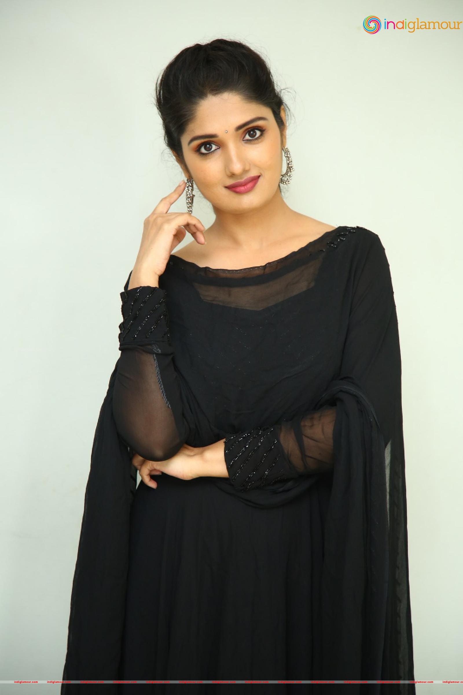 Geeth Saini Actress hd photo
