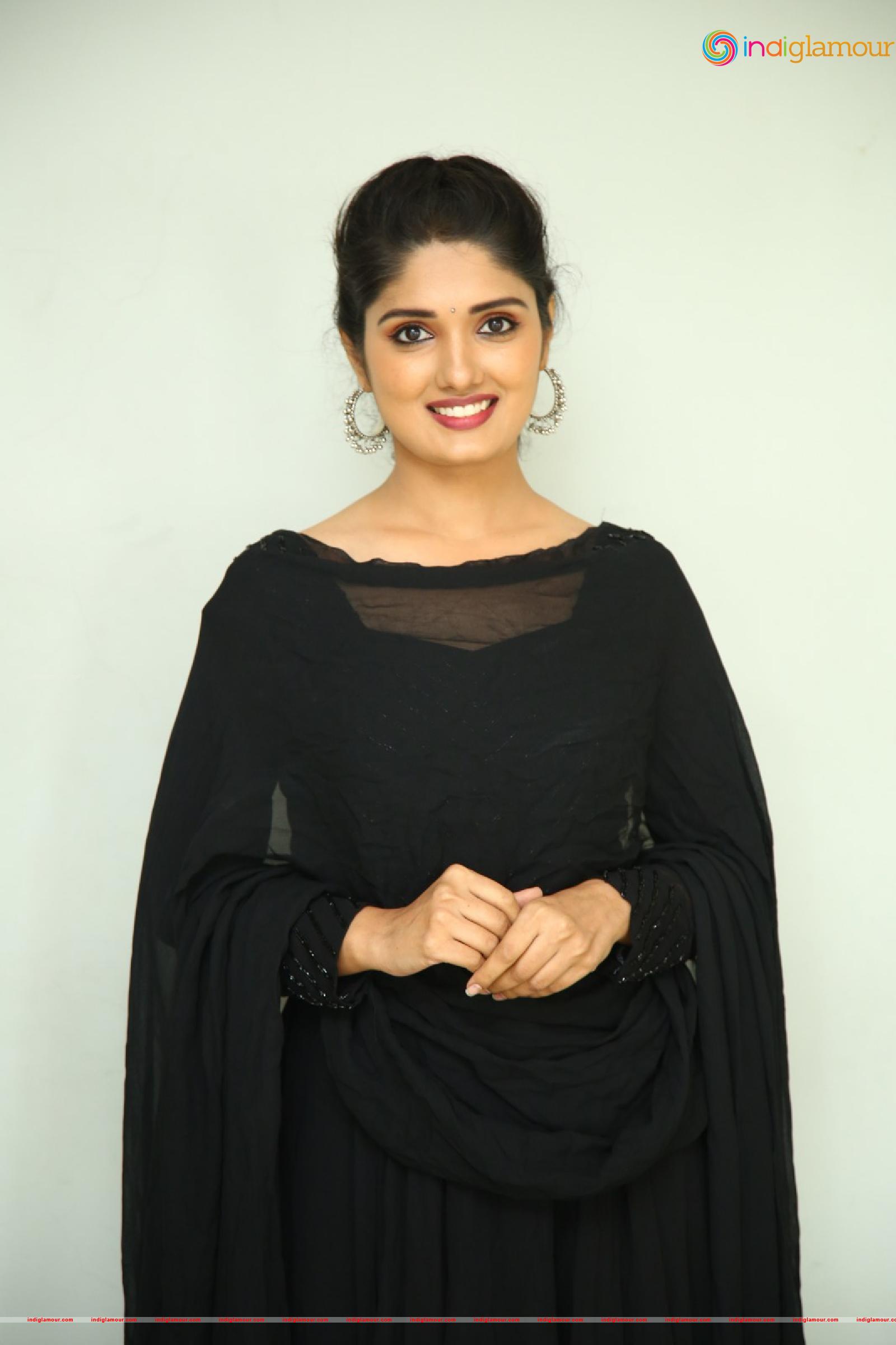 Geeth Saini Actress hd photo