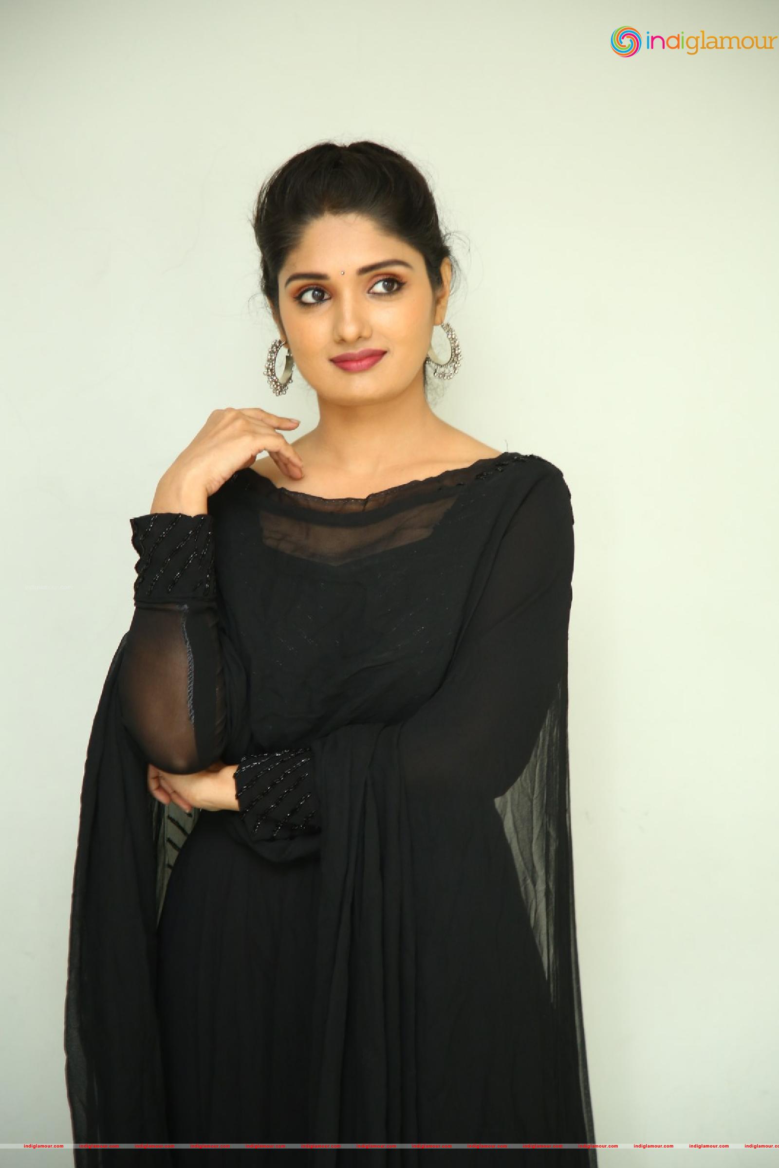 Geeth Saini Actress hd photo