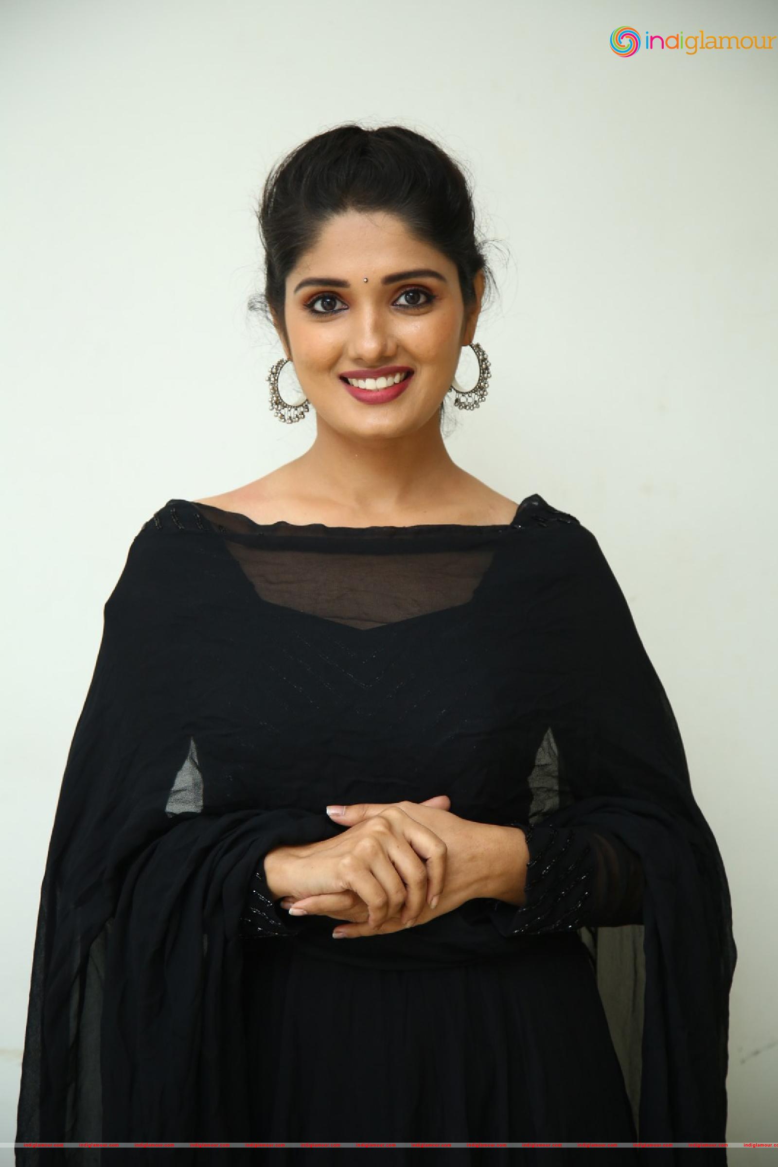 Geeth Saini Actress hd photo