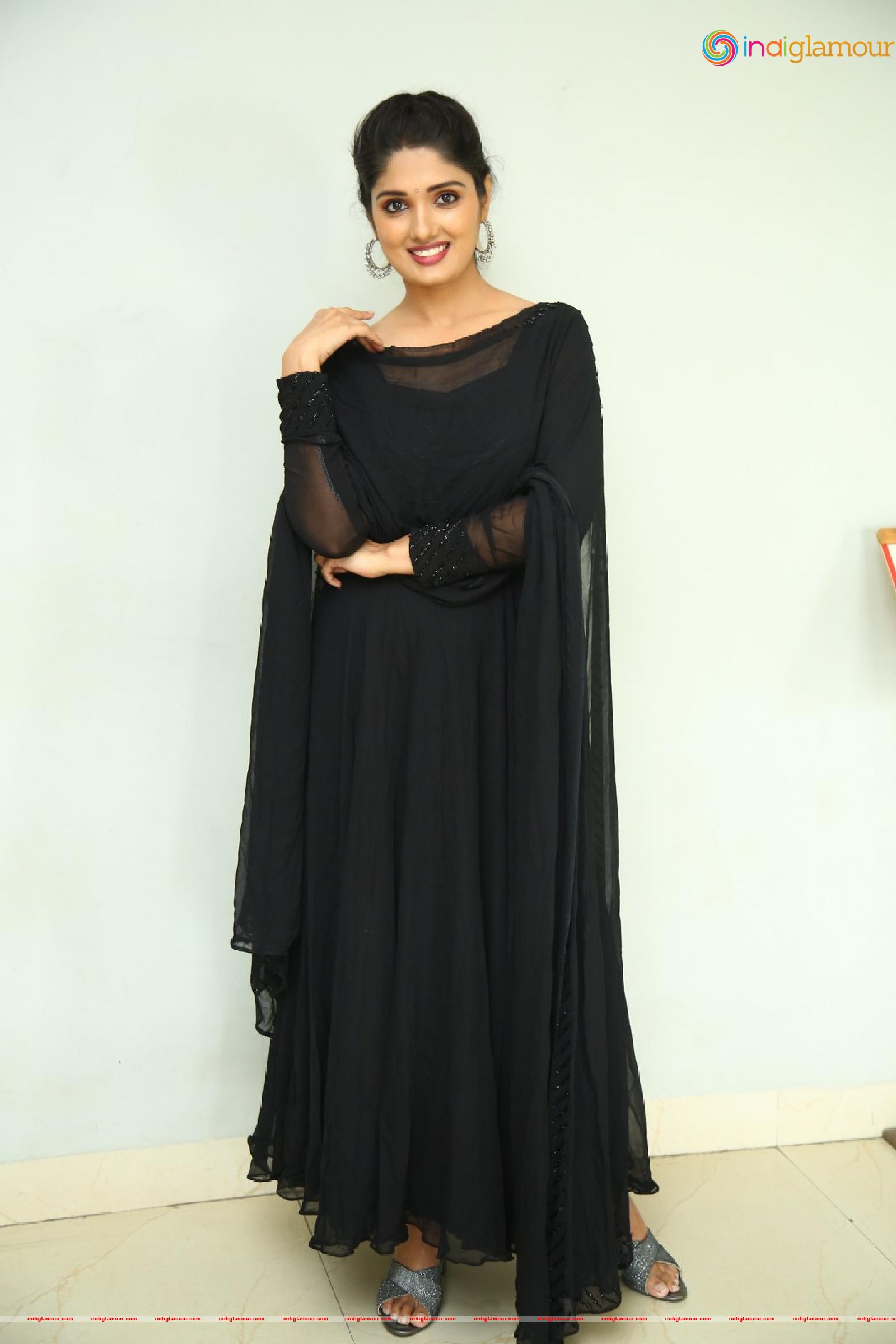 Geeth Saini Actress hd photo