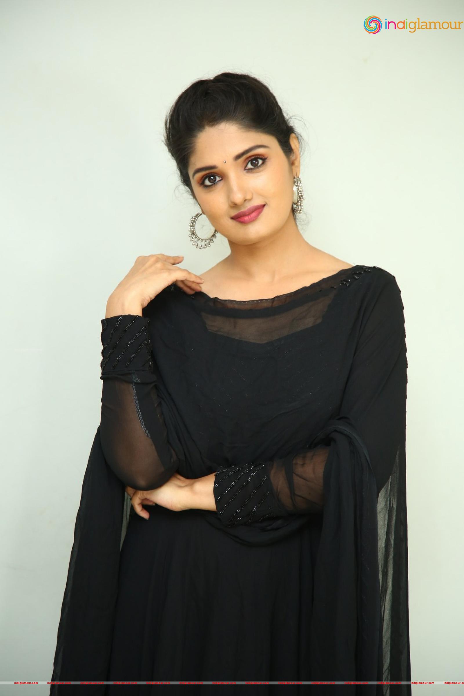 Geeth Saini Actress hd photo
