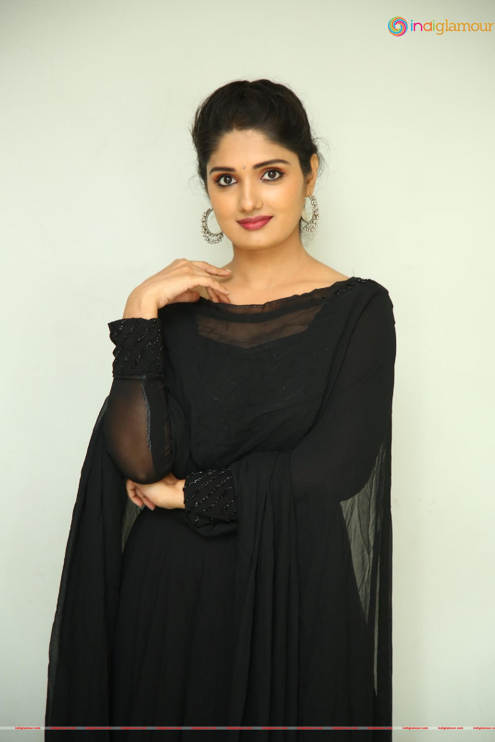 Geeth Saini Actress hd photo