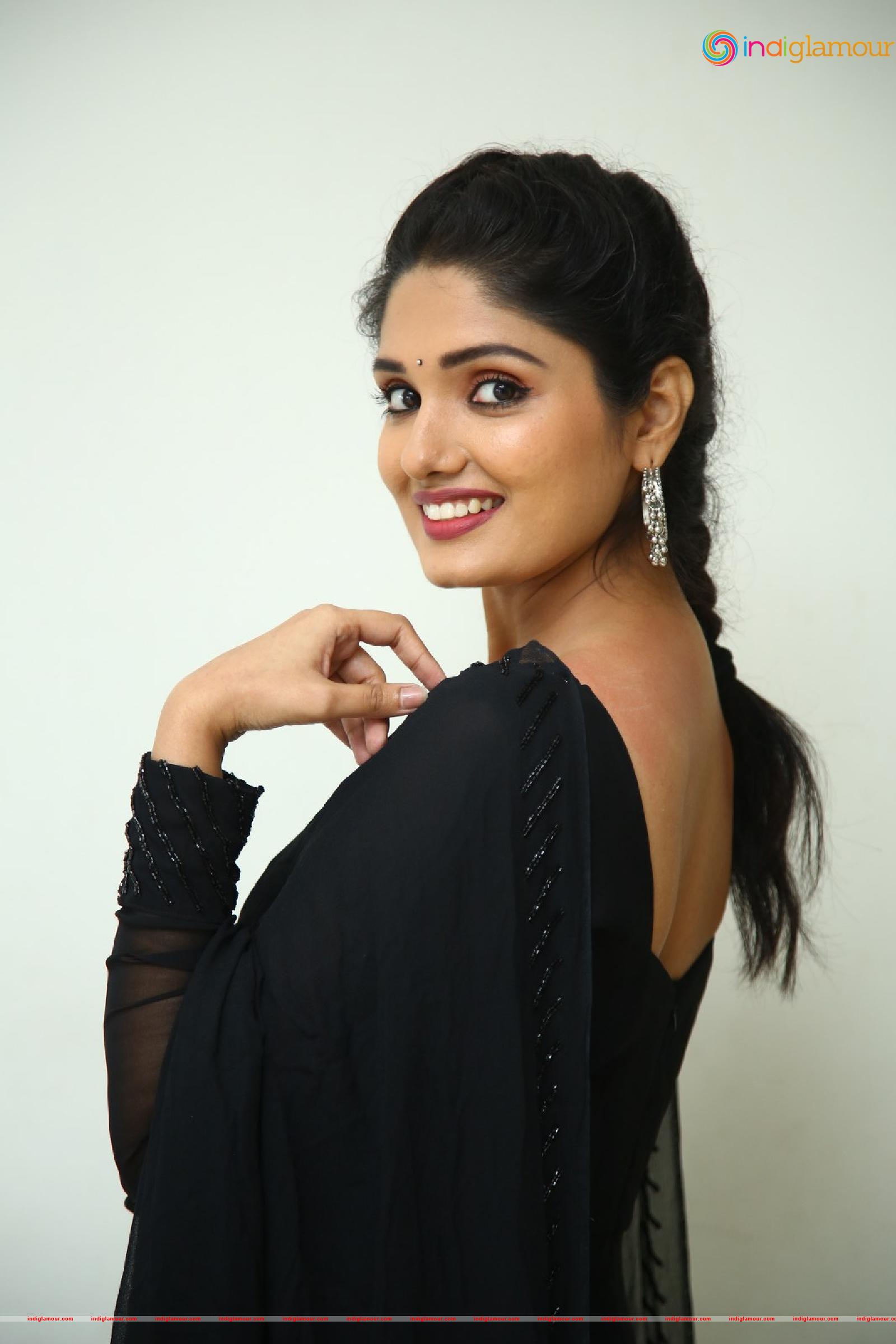 Geeth Saini Actress hd photo