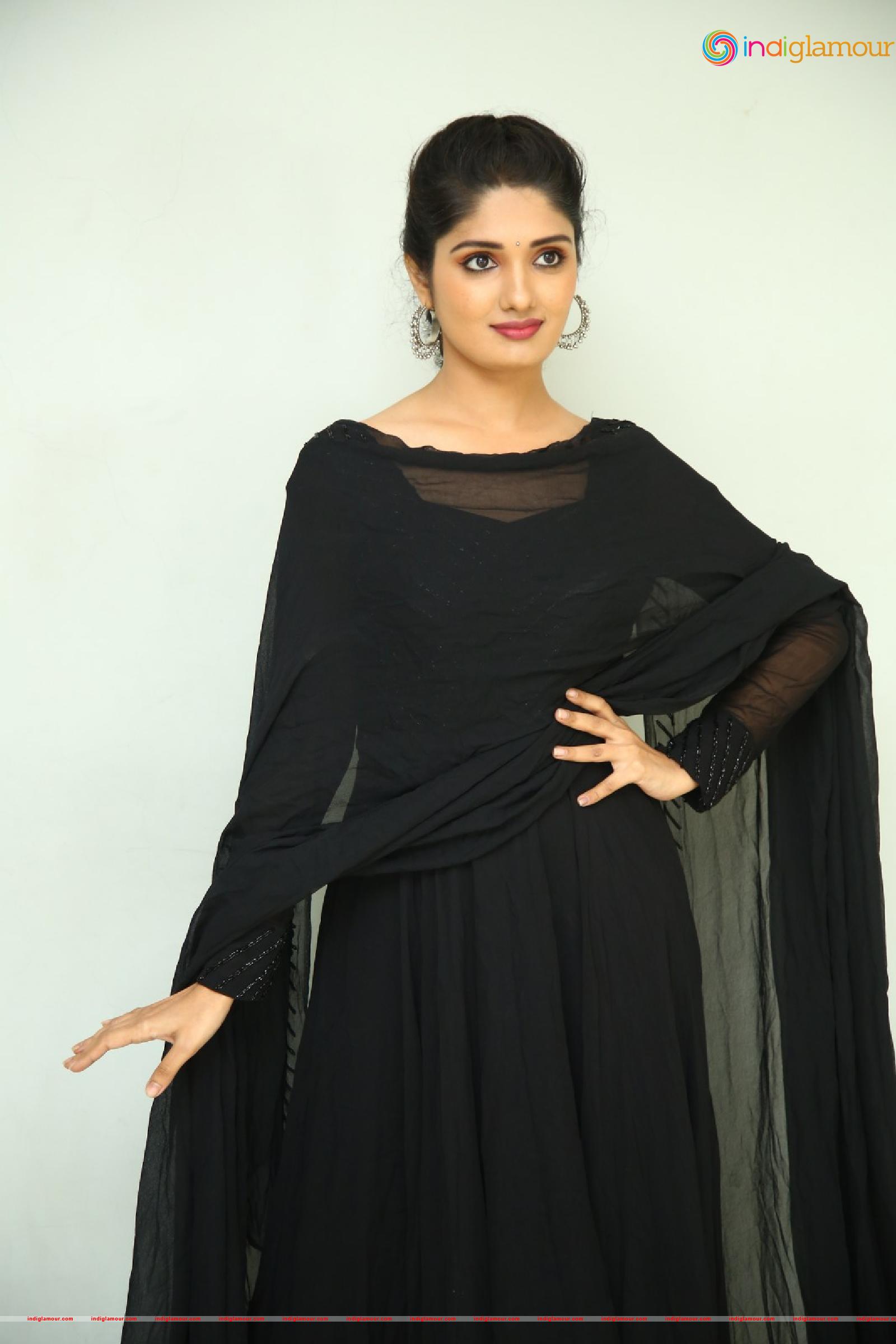 Geeth Saini Actress hd photo