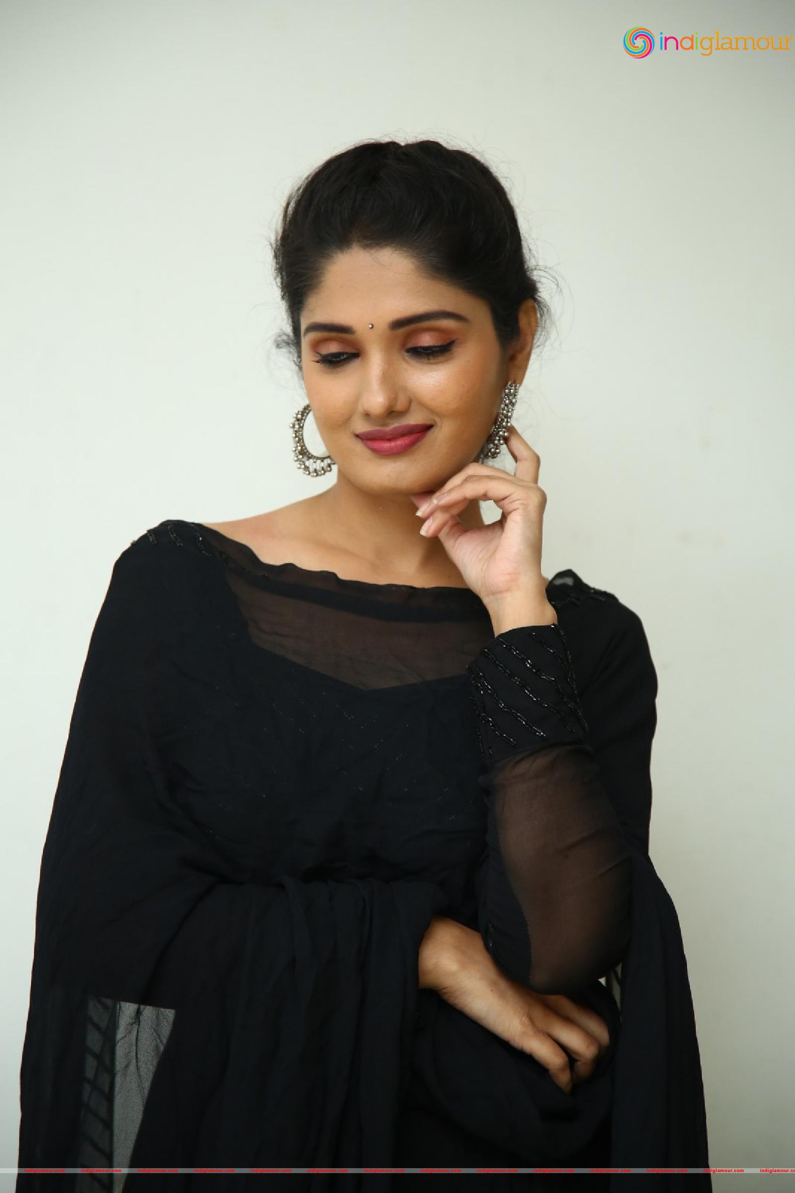 Geeth Saini Actress hd photo