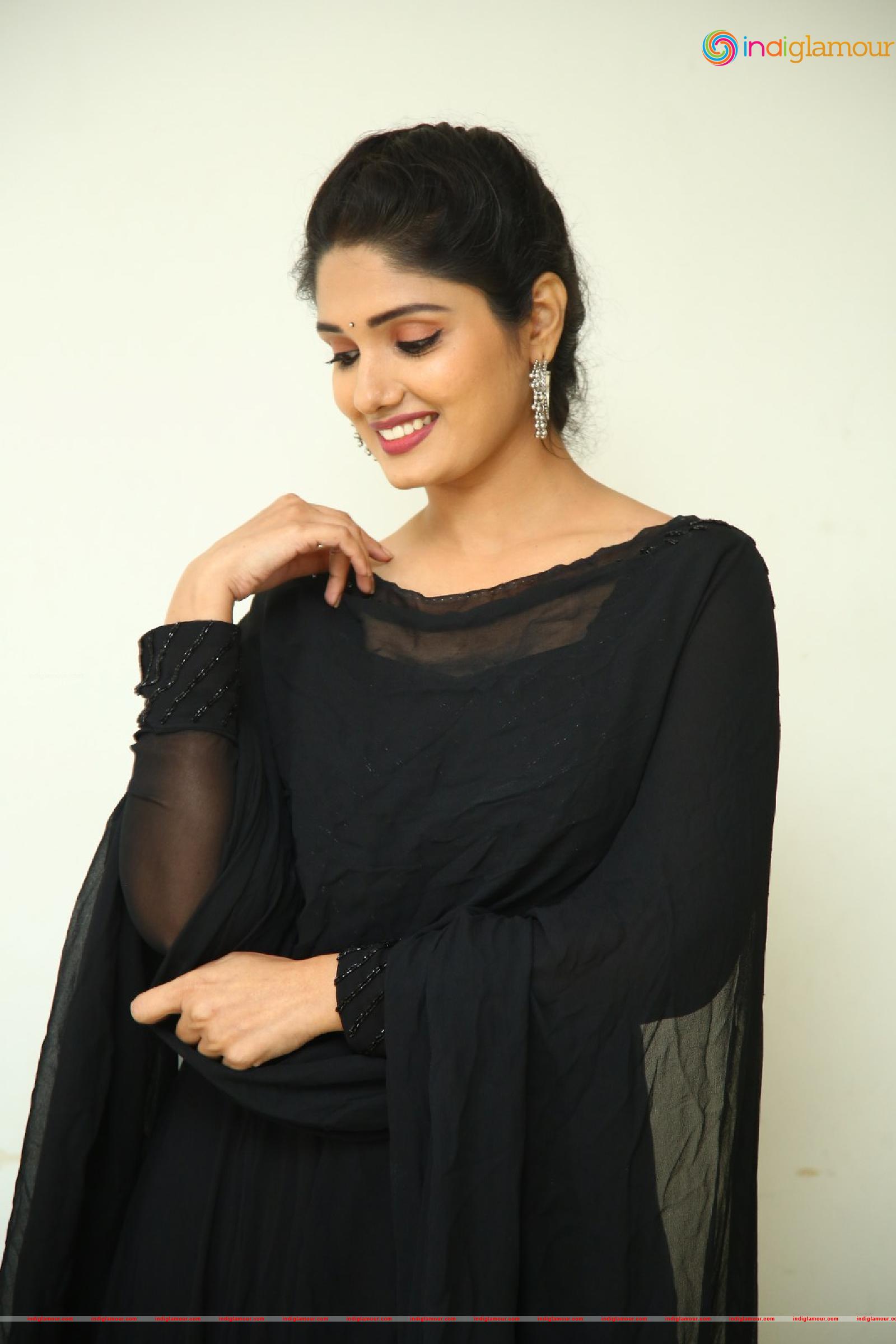 Geeth Saini Actress hd photo