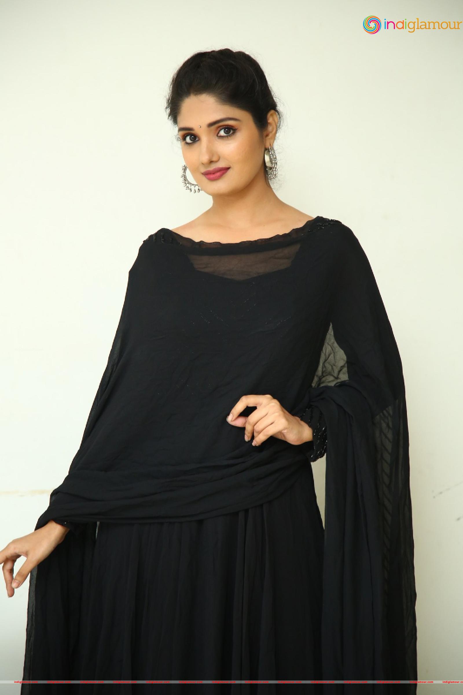 Geeth Saini Actress hd photo