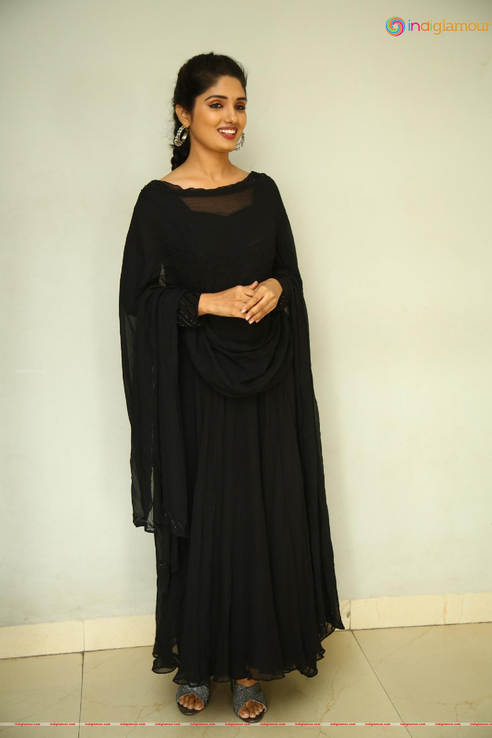 Geeth Saini Actress hd photo