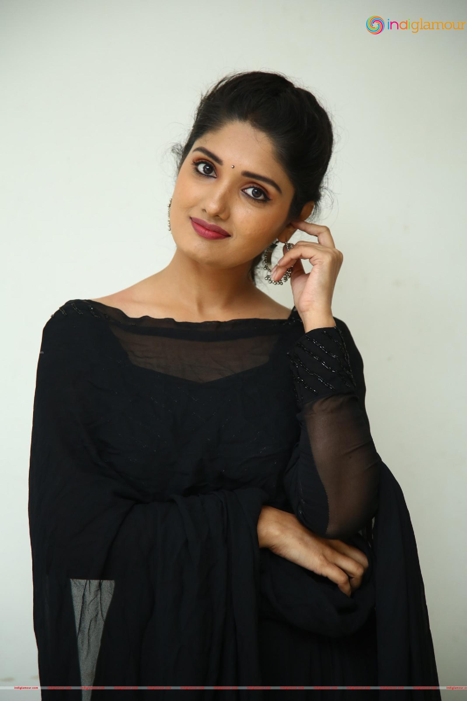 Geeth Saini Actress hd photo