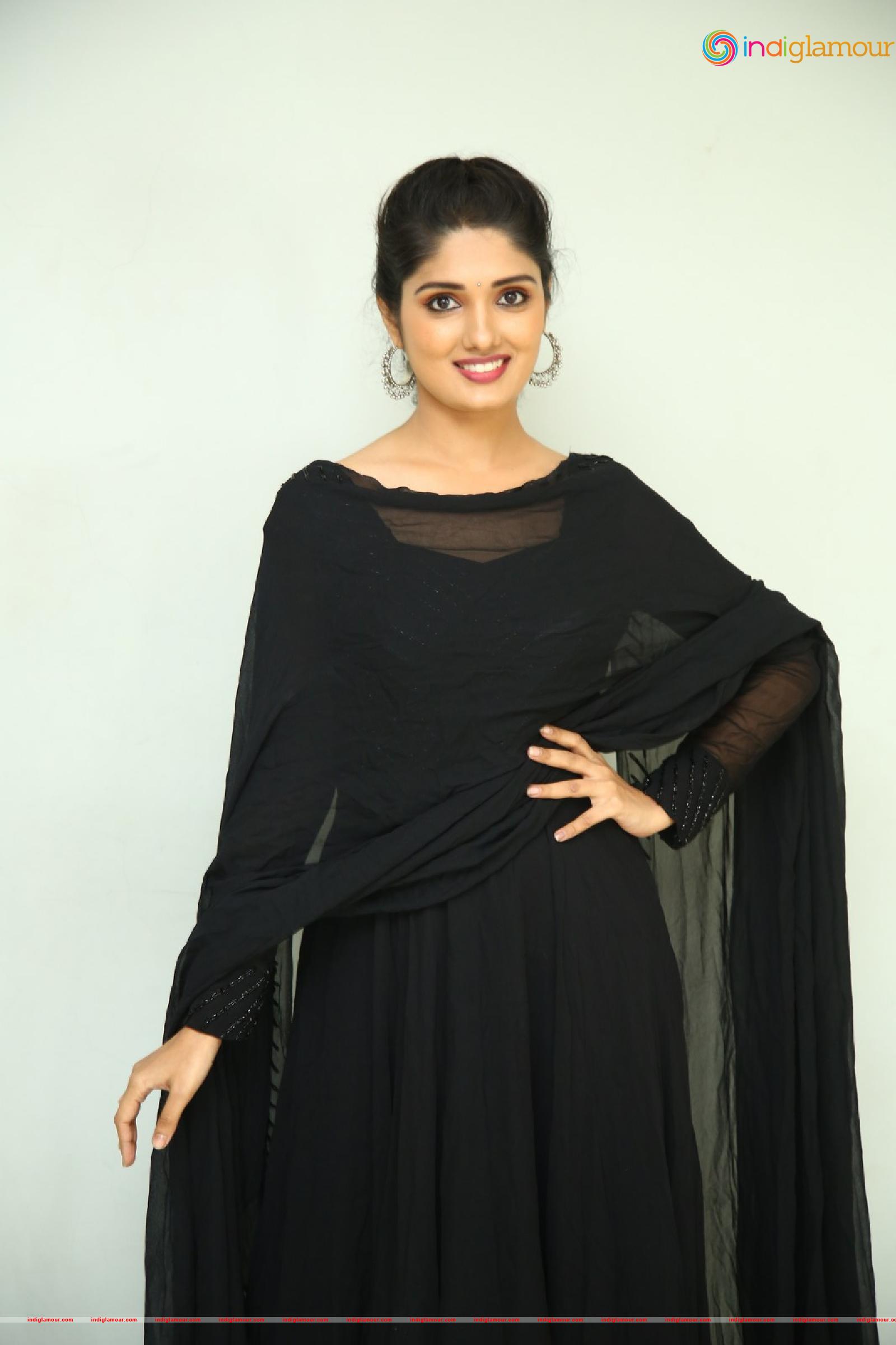 Geeth Saini Actress hd photo
