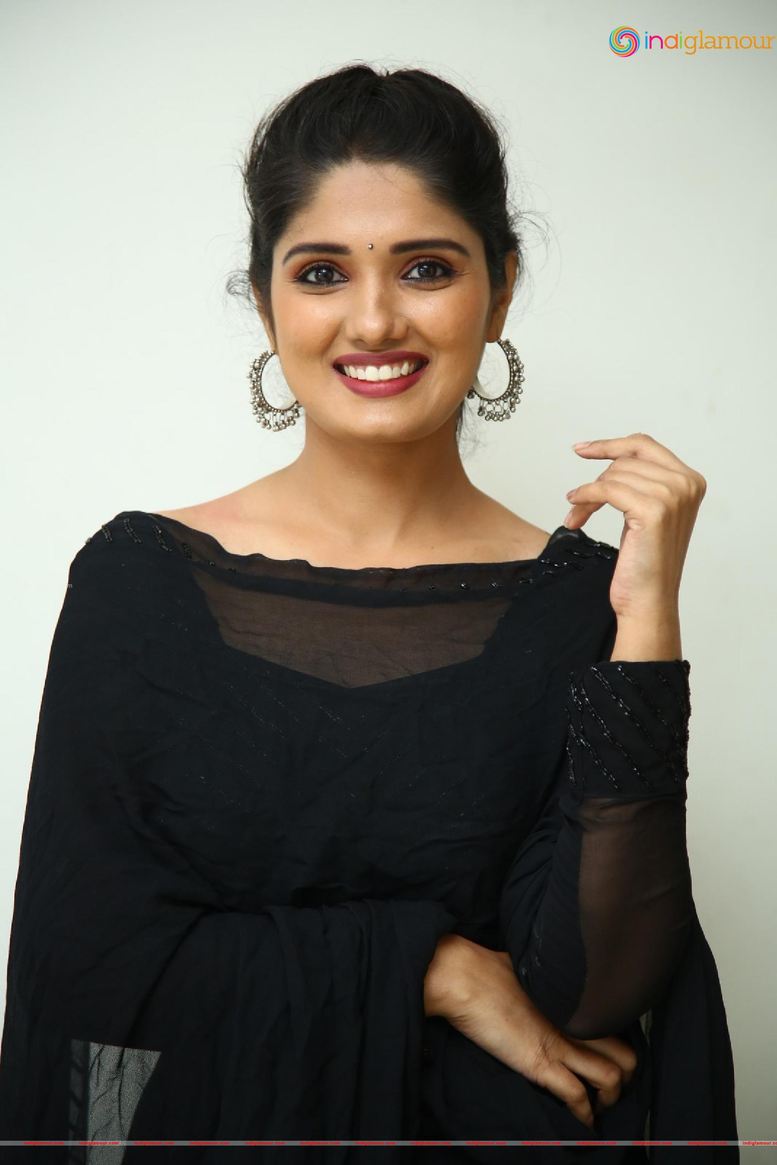 Geeth Saini Actress hd photo