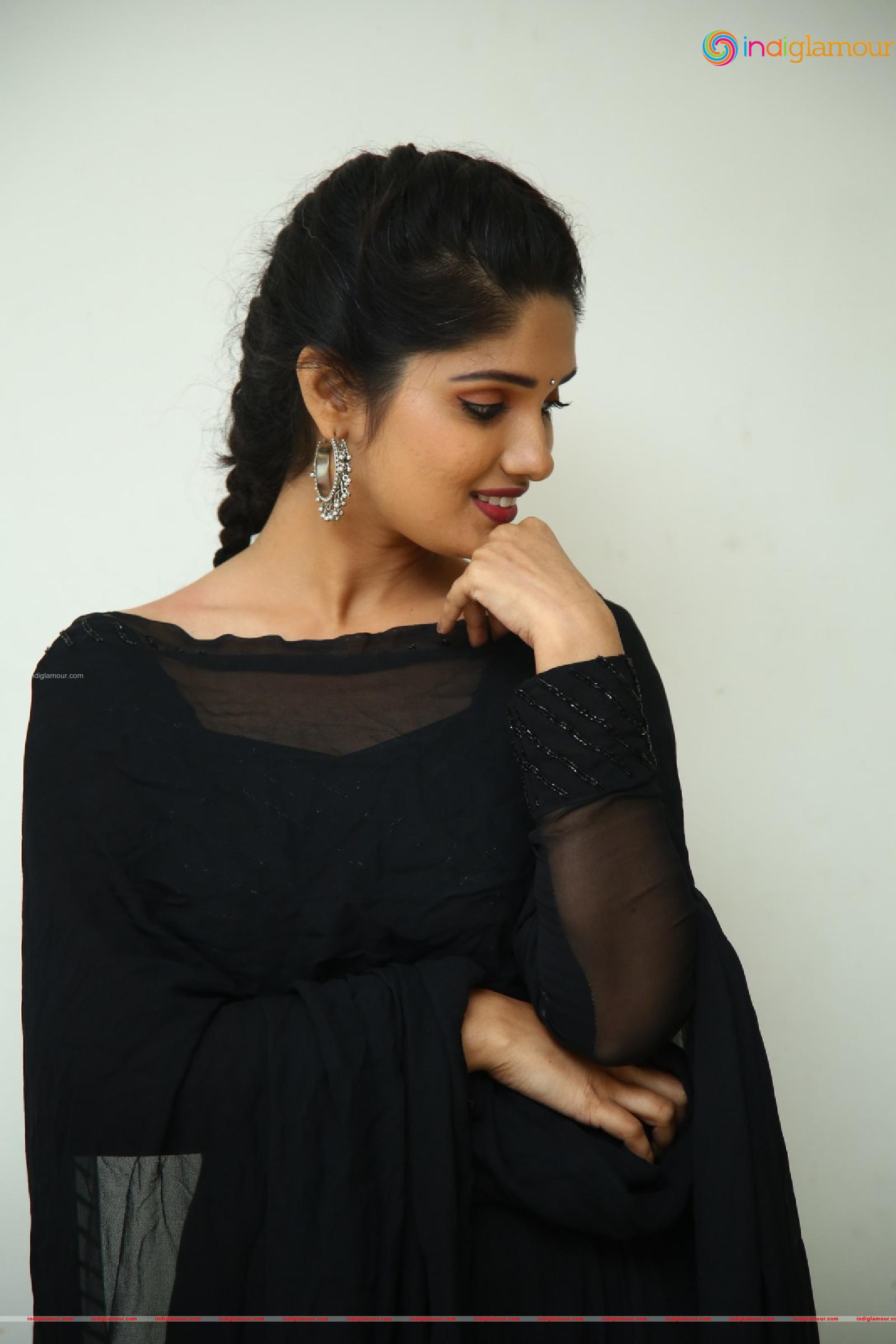 Geeth Saini Actress hd photo