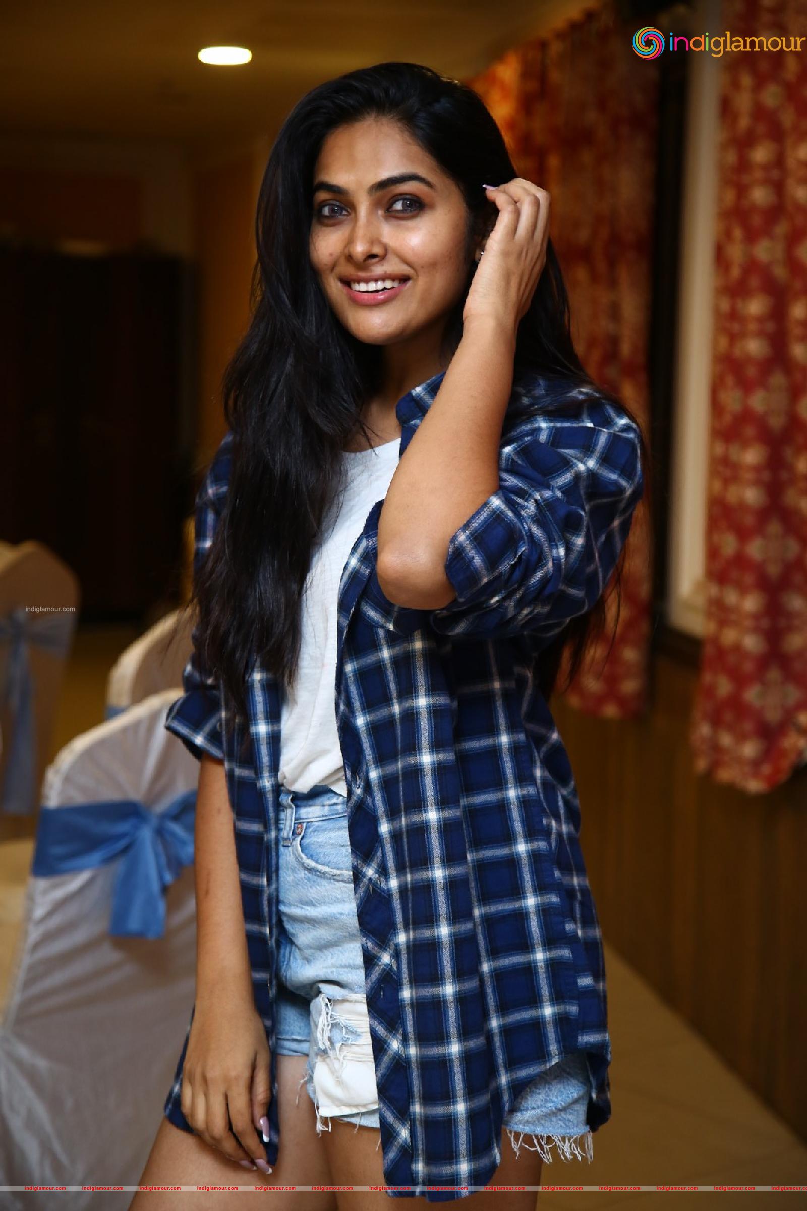 Divi Vadthya Actress hd photo