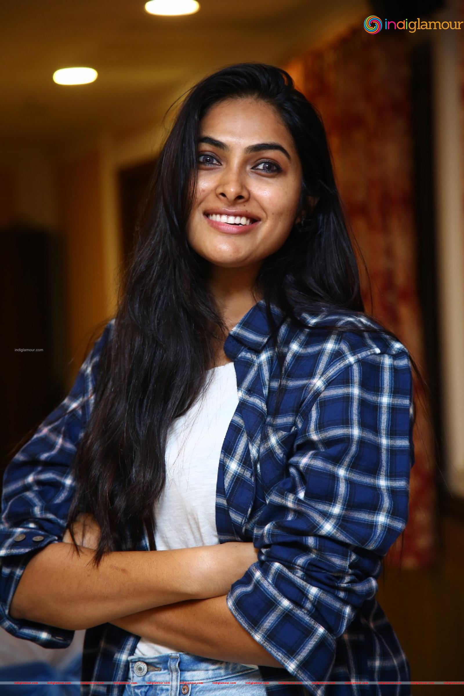 Divi Vadthya Actress hd photo