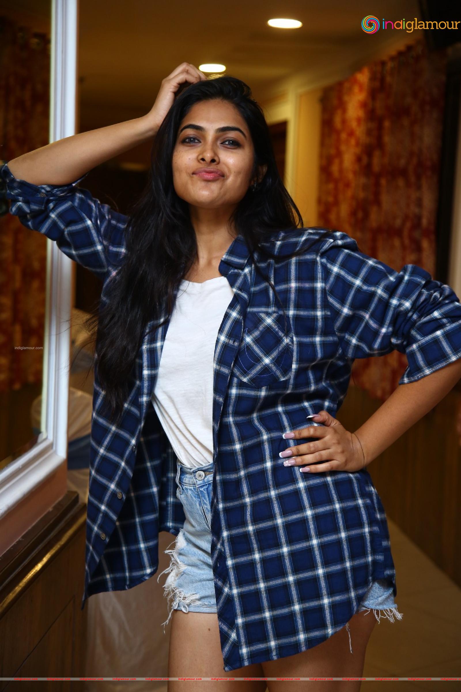 Divi Vadthya Actress hd photo