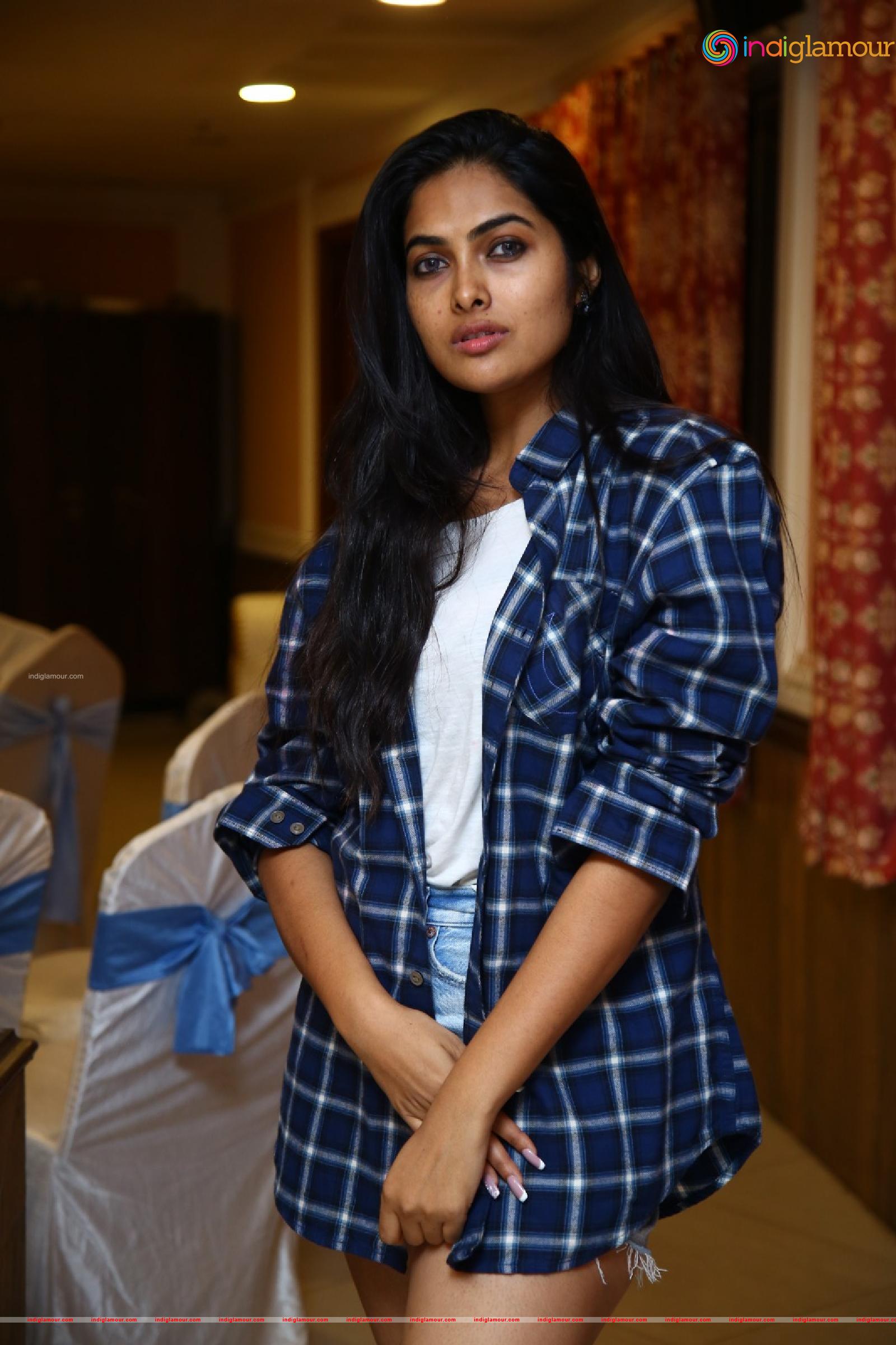 Divi Vadthya Actress hd photo
