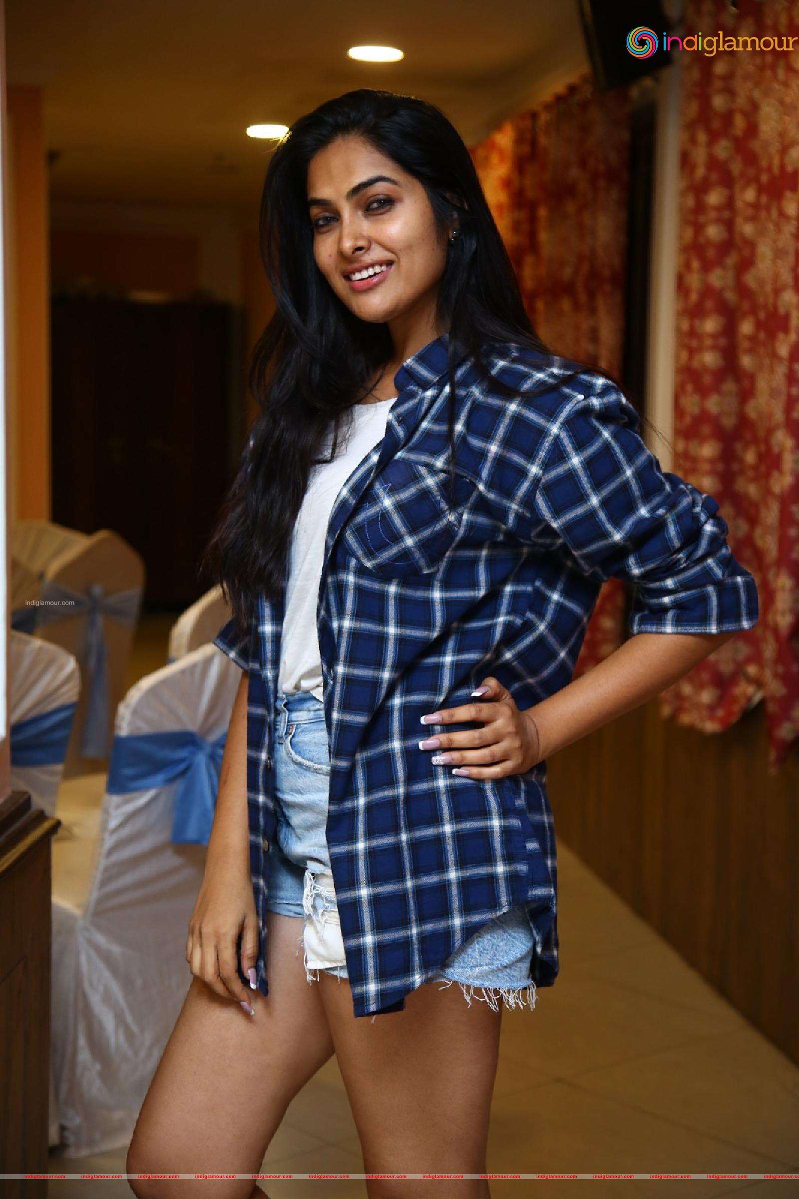 Divi Vadthya Actress hd photo