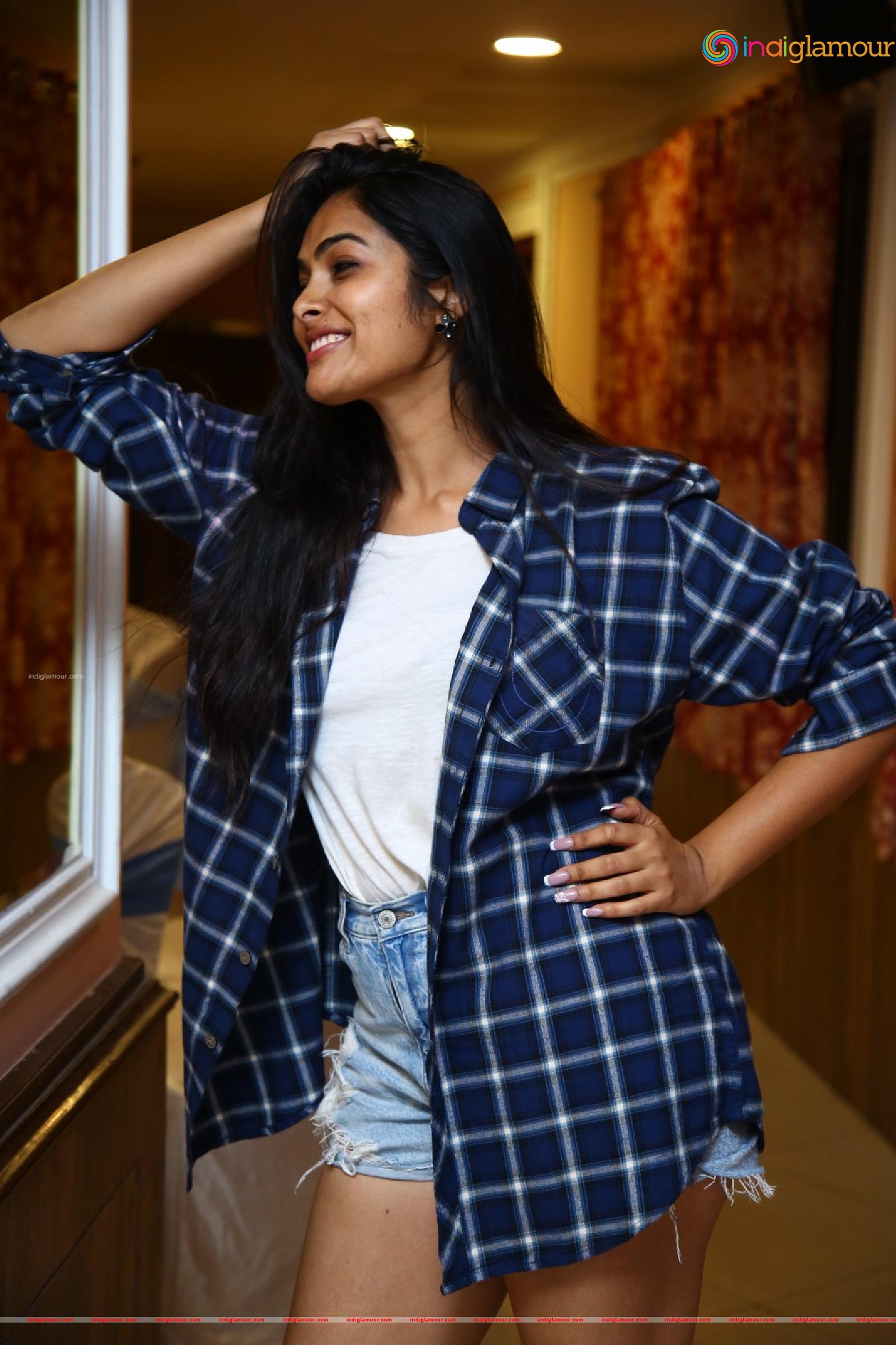 Divi Vadthya Actress hd photo