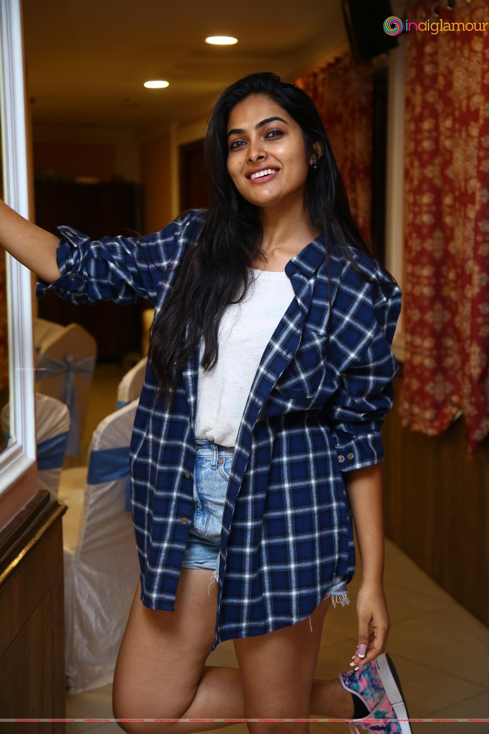Divi Vadthya Actress hd photo