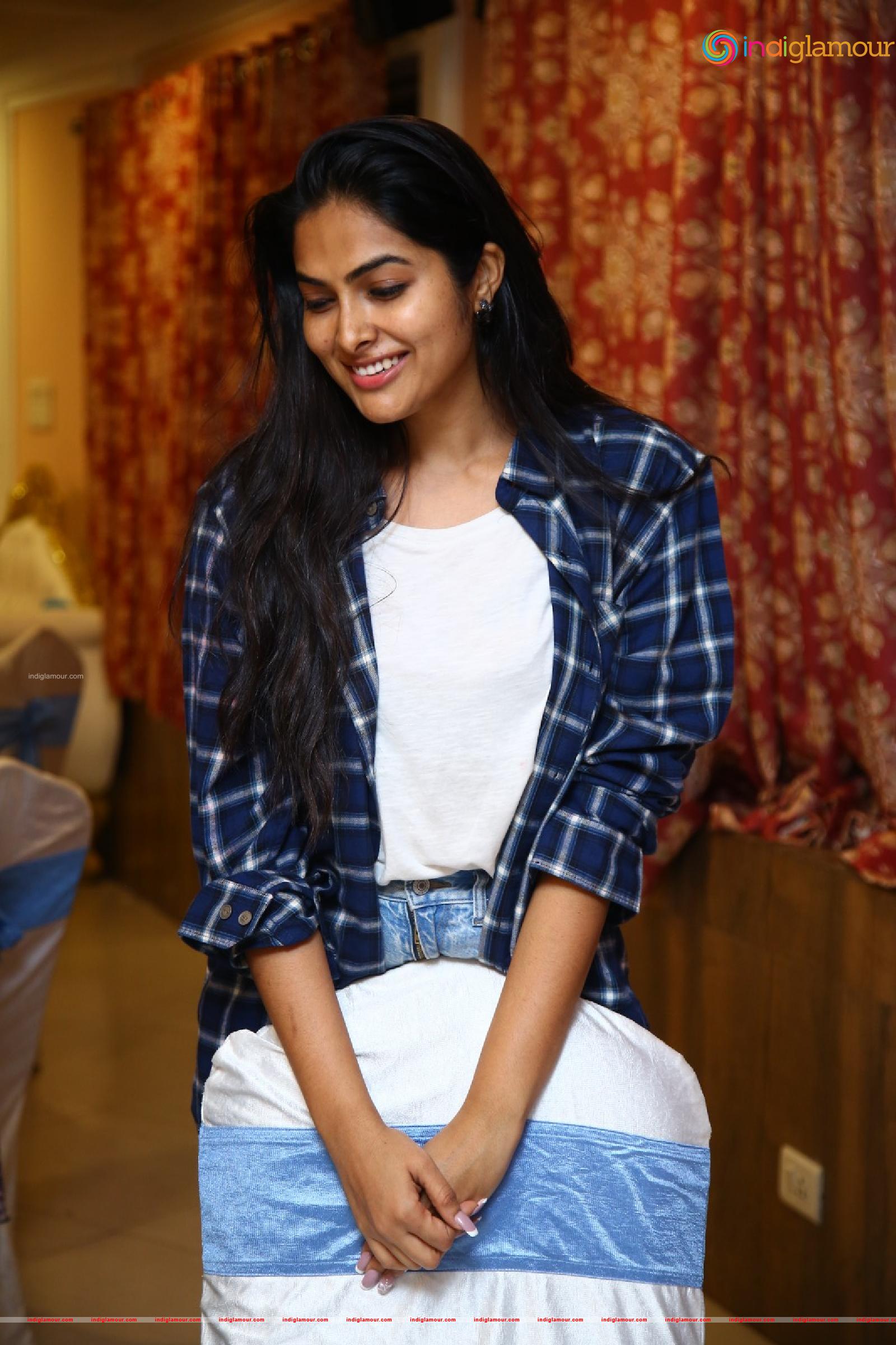 Divi Vadthya Actress hd photo