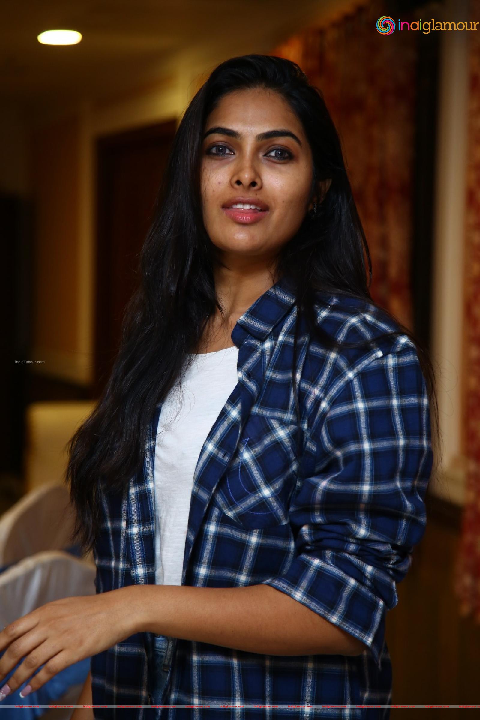 Divi Vadthya Actress hd photo