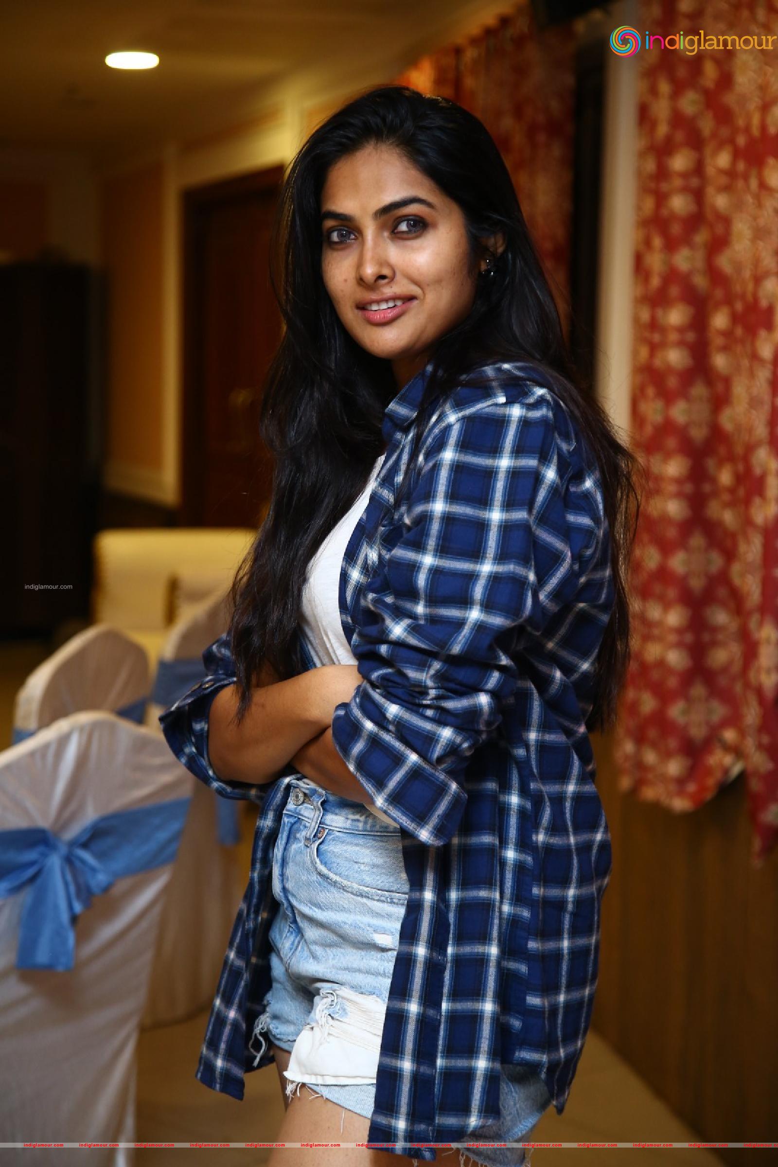 Divi Vadthya Actress hd photo