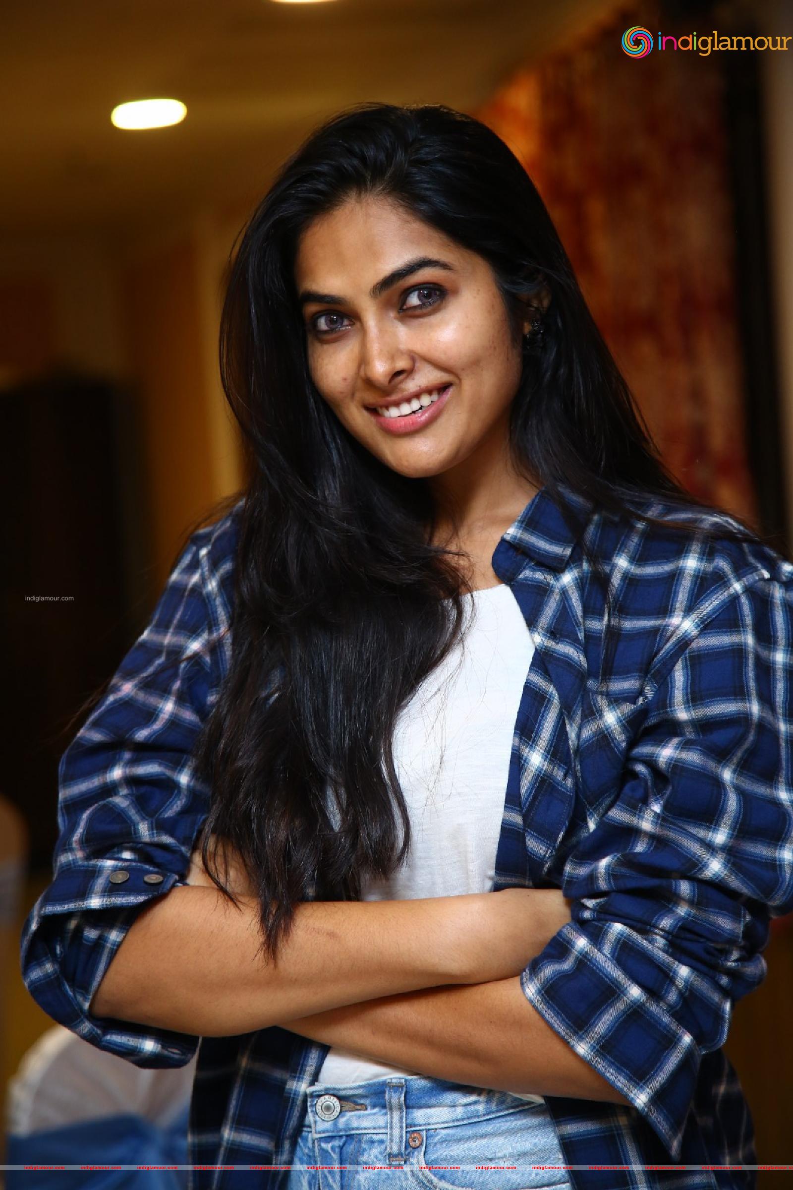 Divi Vadthya Actress hd photo