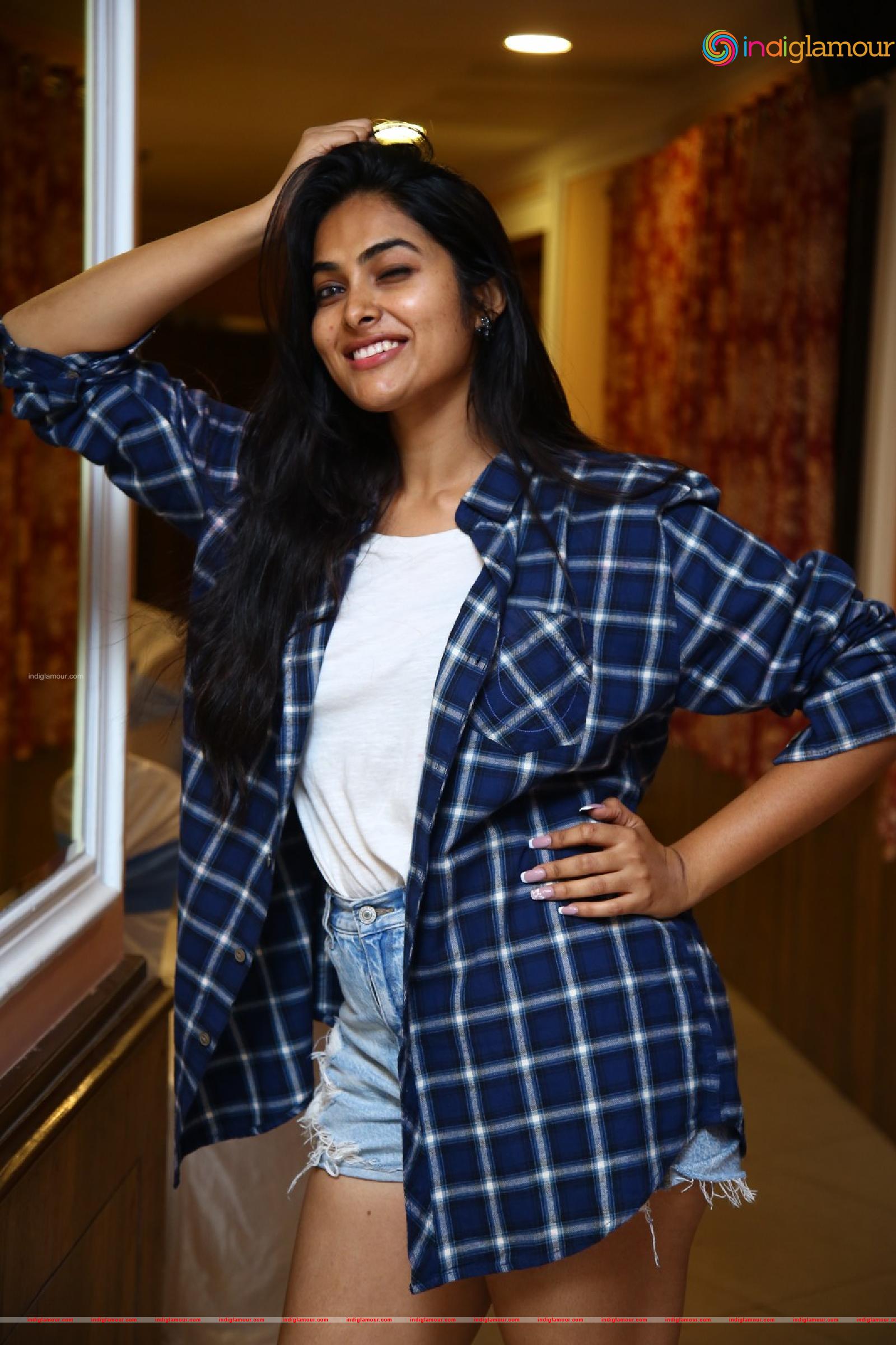 Divi Vadthya Actress hd photo
