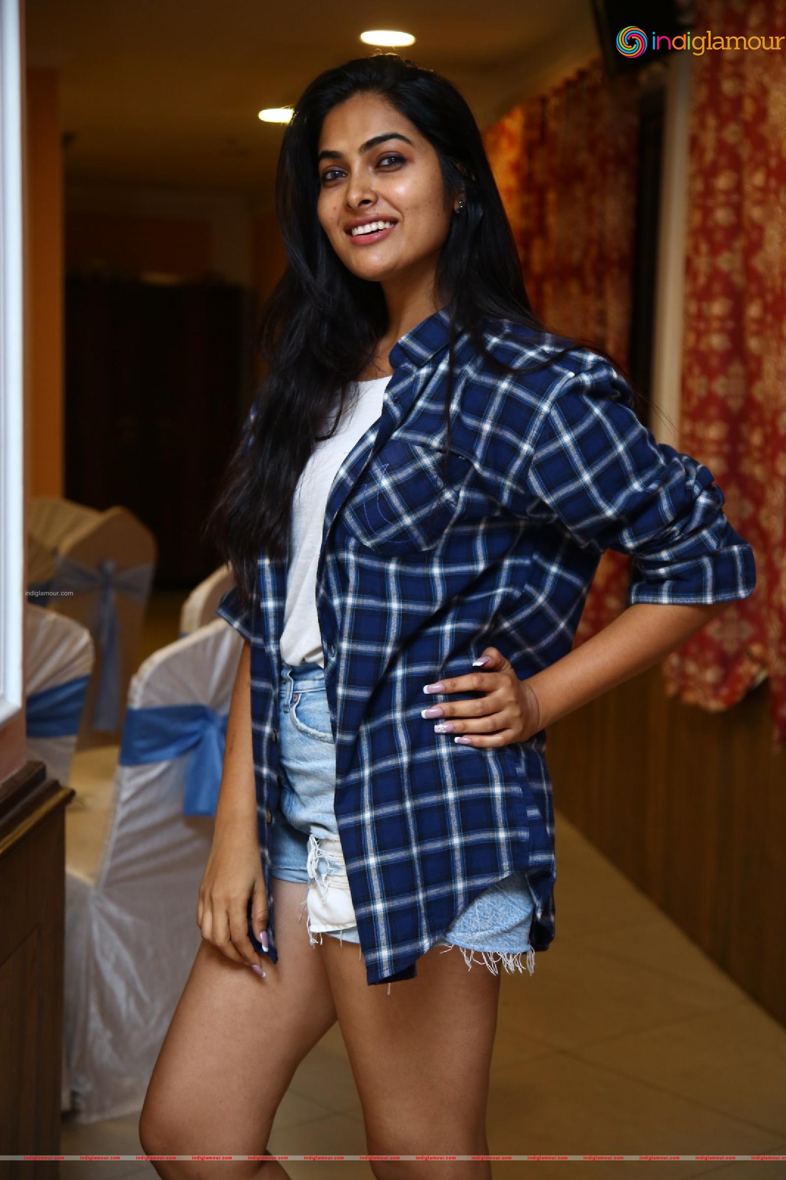 Divi Vadthya Actress hd photo