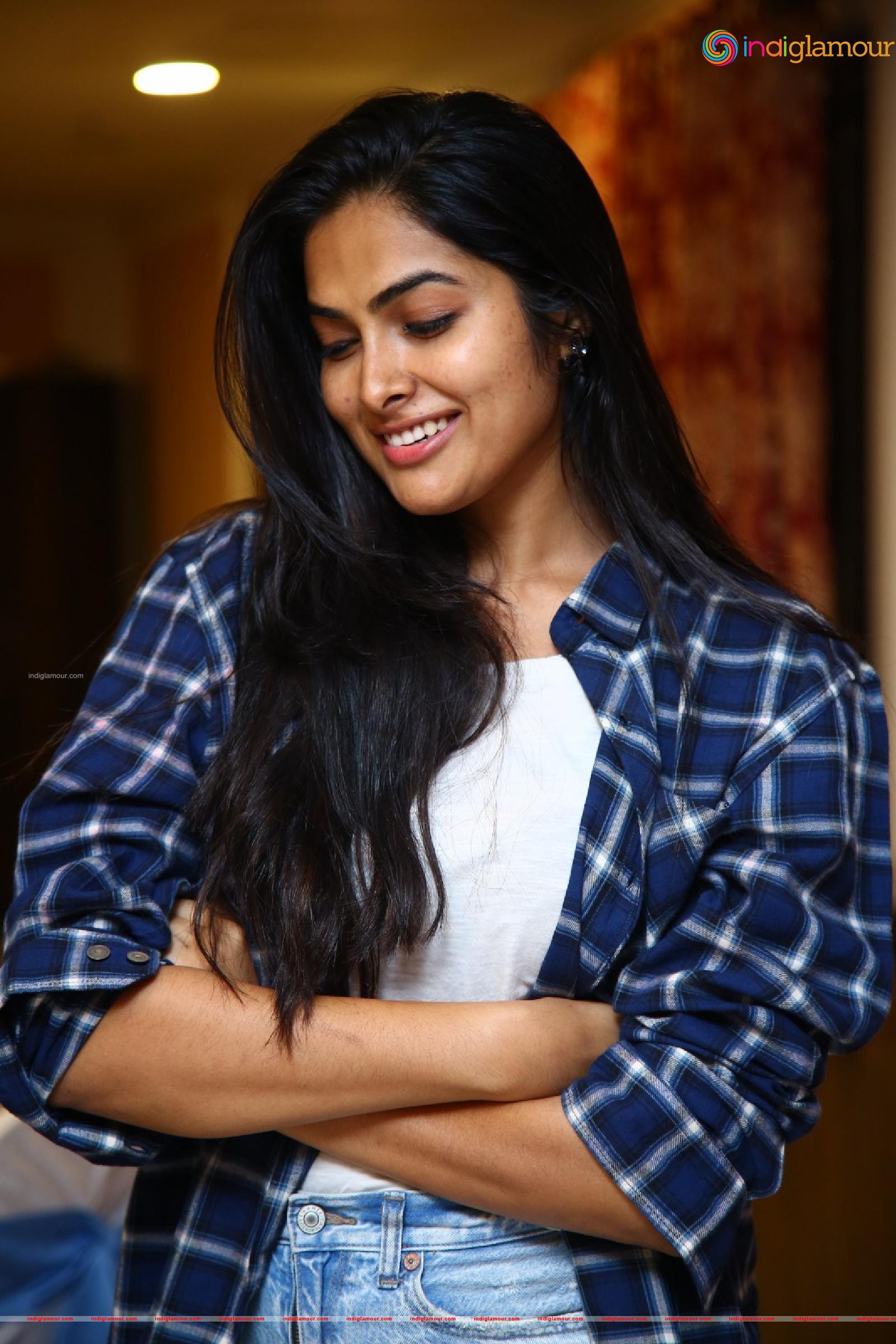 Divi Vadthya Actress hd photo