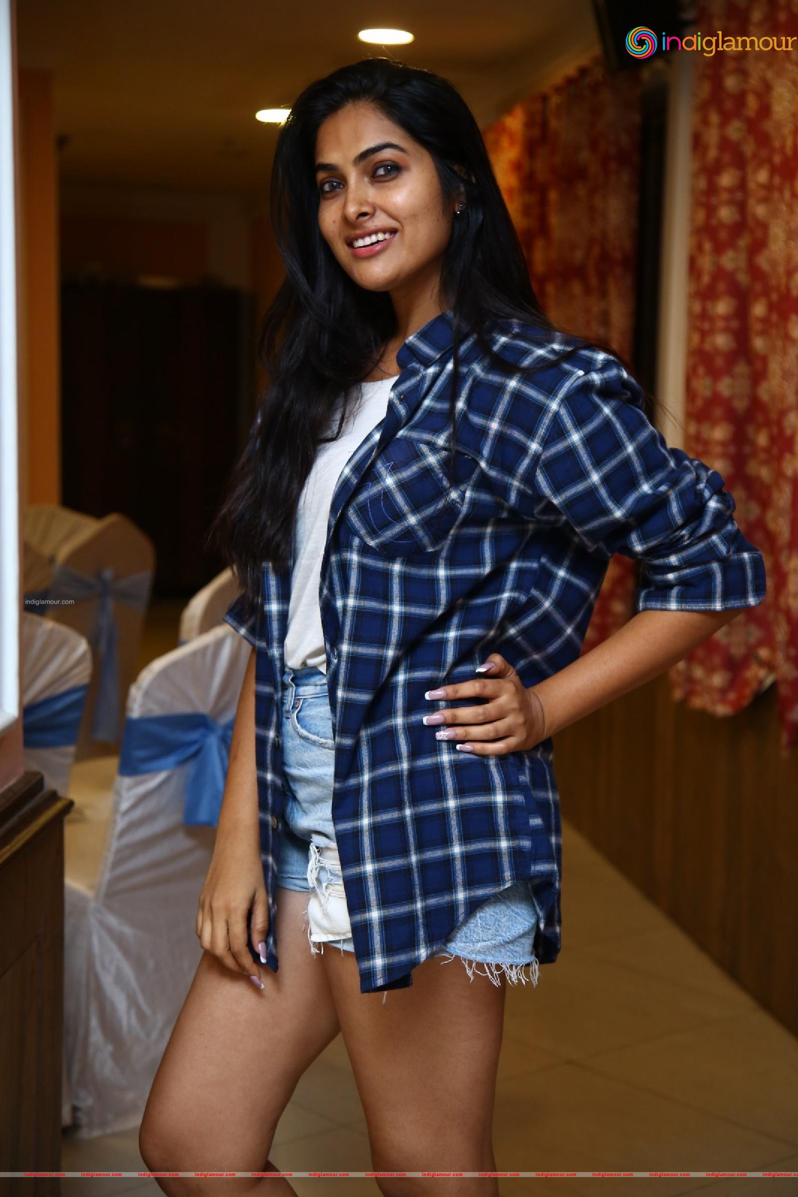 Divi Vadthya Actress hd photo