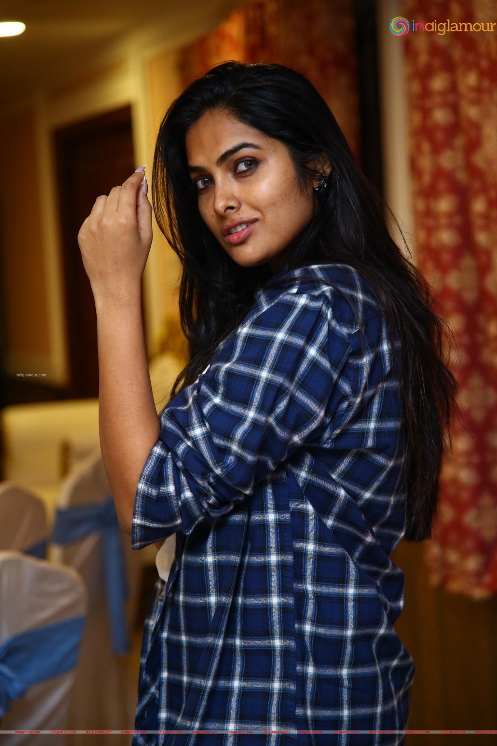 Divi Vadthya Actress hd photo